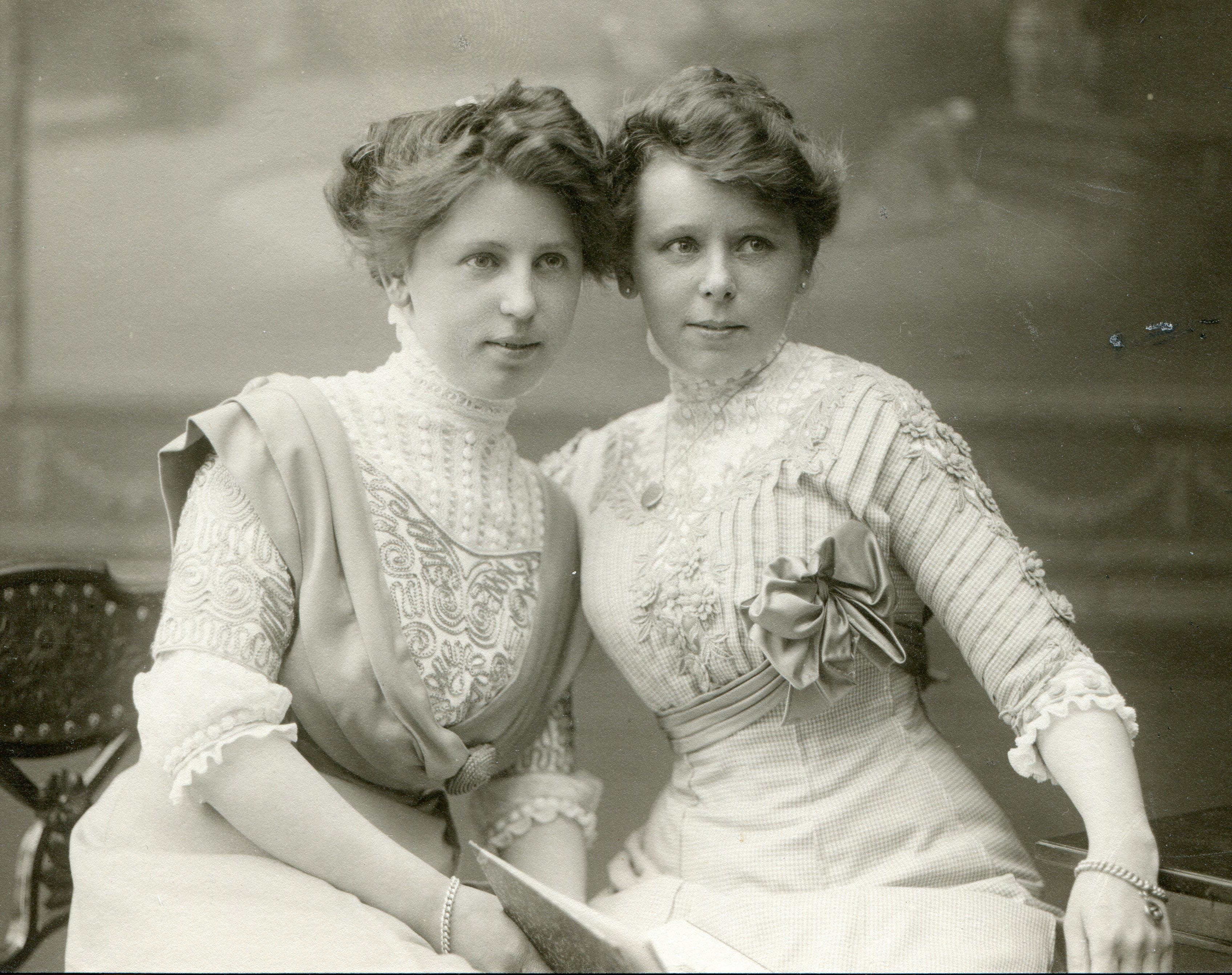 Zwei Schwestern in einem Augsburger Fotoatelier