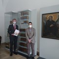 Ausstellungsvitrine mit den Büchern