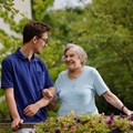 Archivbild: Der Pflegeleitfaden des Bezirks unterstützt Pflegetalente dabei, Pflegebedürftigen im Alltag zu helfen
