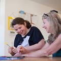 Betreutes Wohnen in Familien: gemeinsam malen