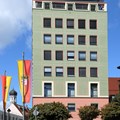 Das Hauptverwaltungsgebäude des Bezirks Schwaben hat seinen Sitz am Hafnerberg in Augsburg.