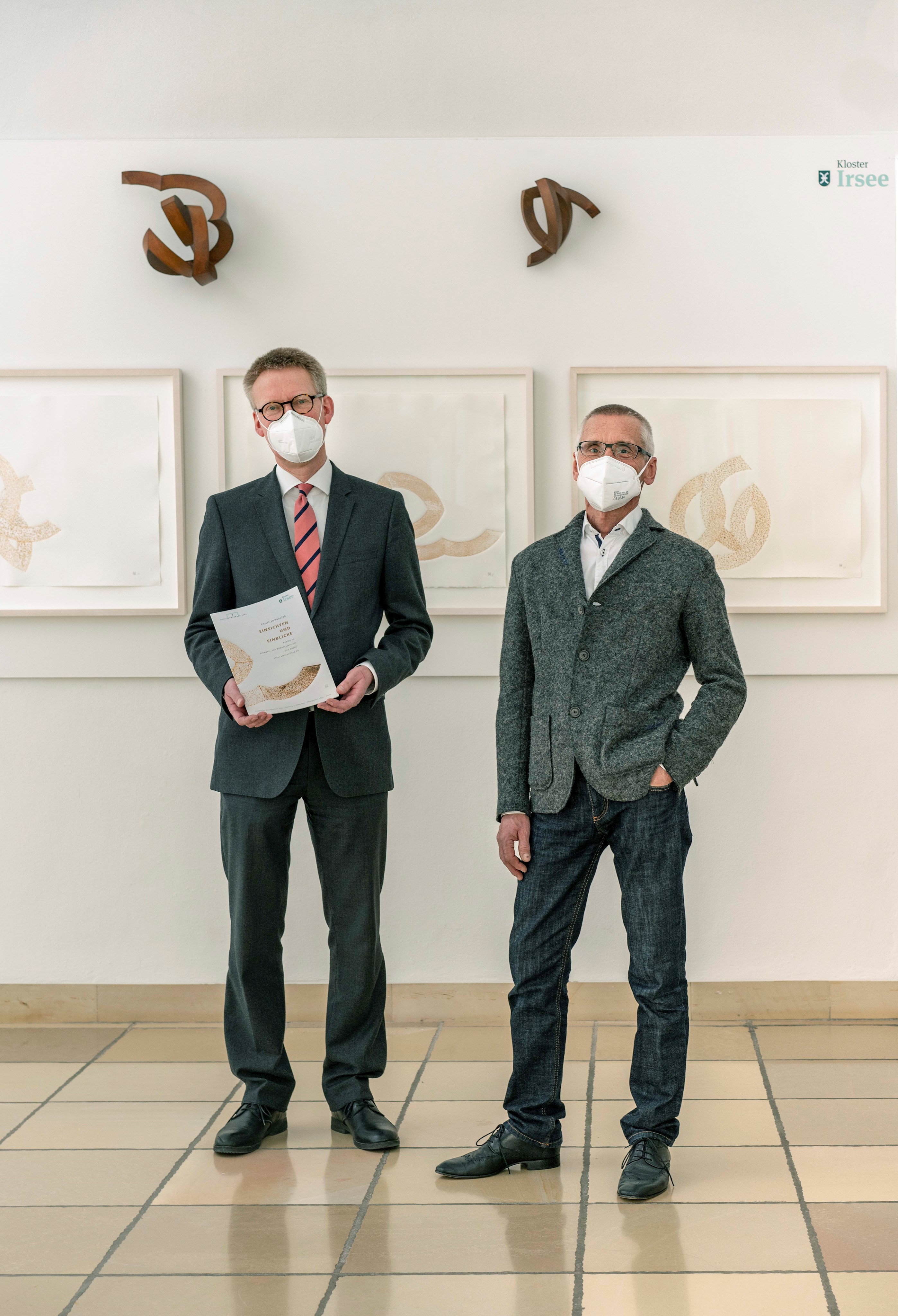 Dr. Stefan Raueiser (Leiter des Schwäbischen Bildungszentrum) mit dem Künstler Christian Rudolph (rechts) in der Ausstellung