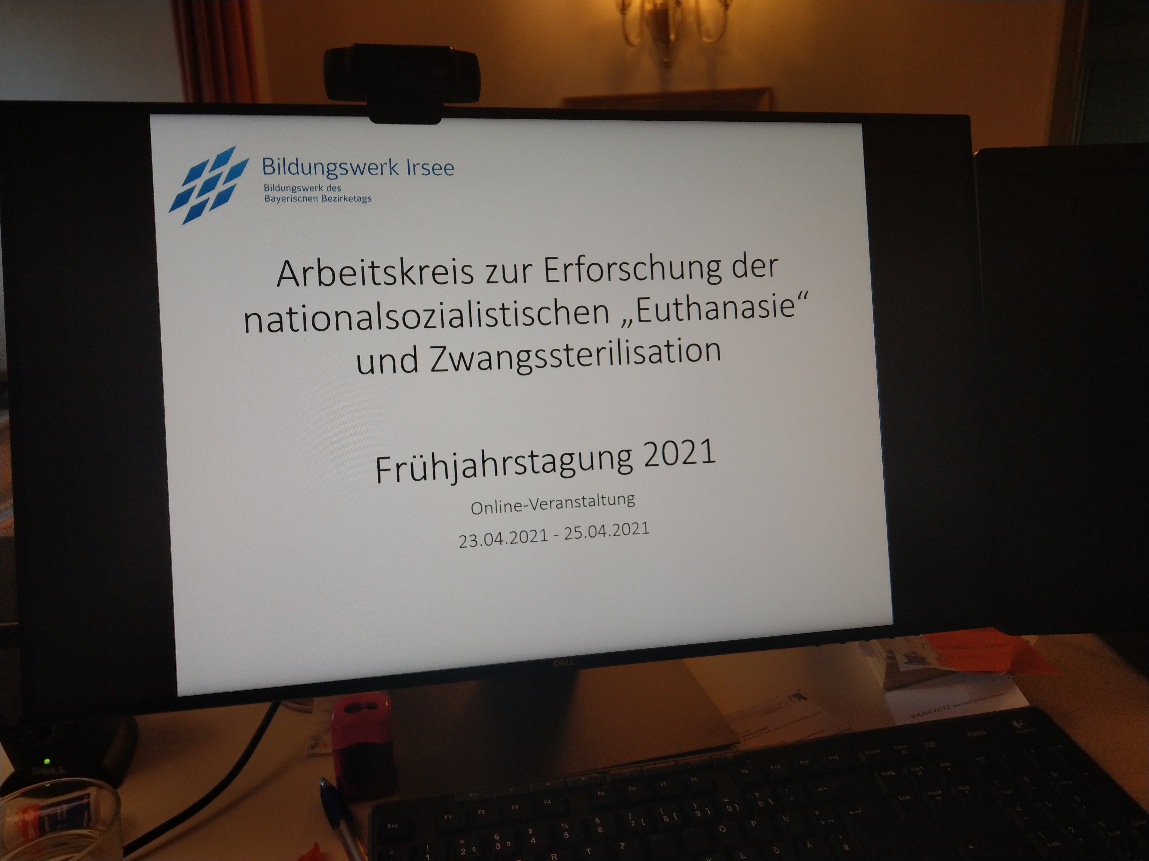 Bezeichnung und Datum der Online-Tagung auf einem Bildschirm