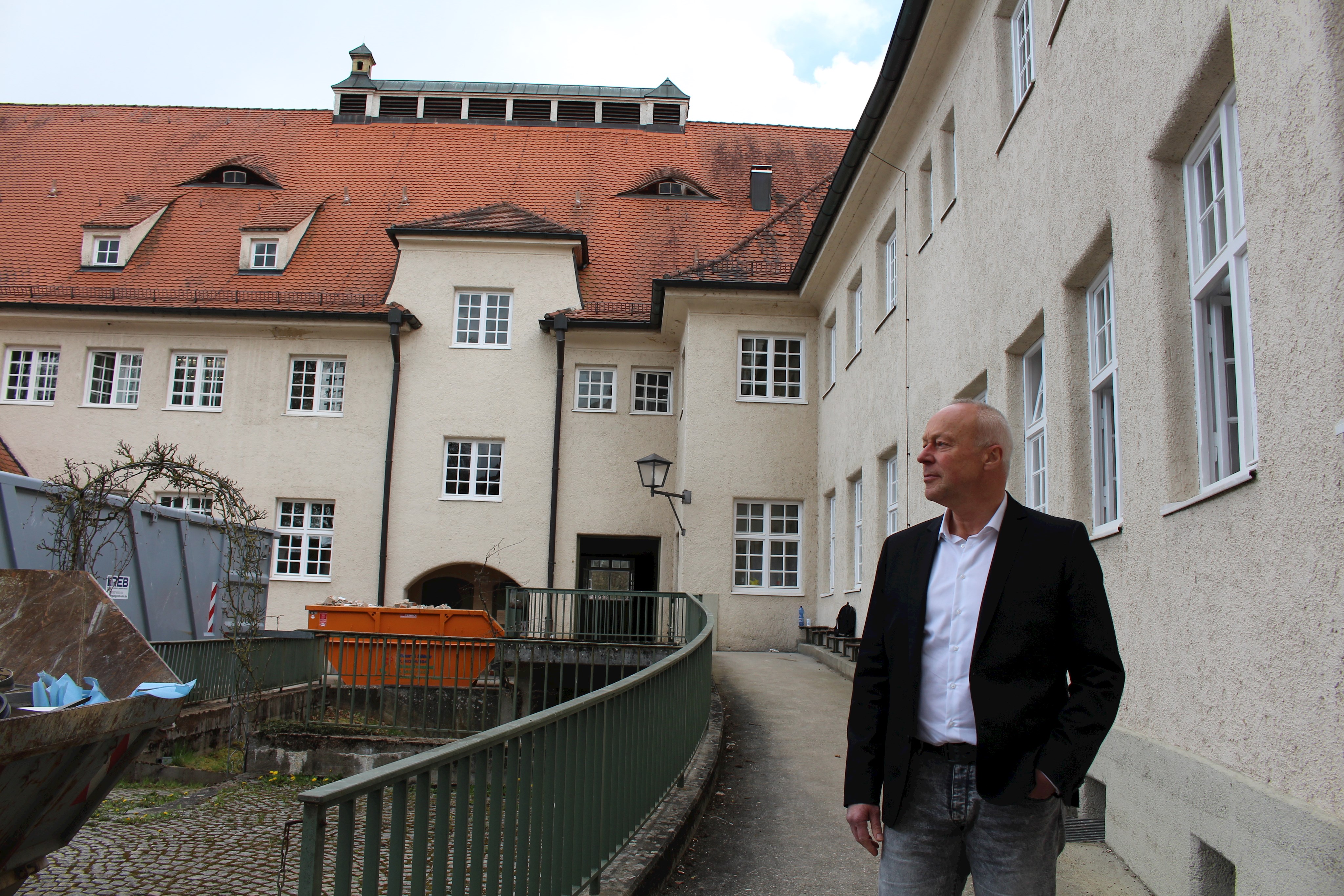 Berthold Gawlik, Geschäftsleiter des Bereiches „Rehabilitation“ der Bezirkskliniken Schwaben, vor dem Haus 63, dem ehemaligen Arbeitstrainingszentrum des Bezirkskrankenhauses (BKH) Günzburg. Hier entsteht der neue Standort der RPK Schwaben.