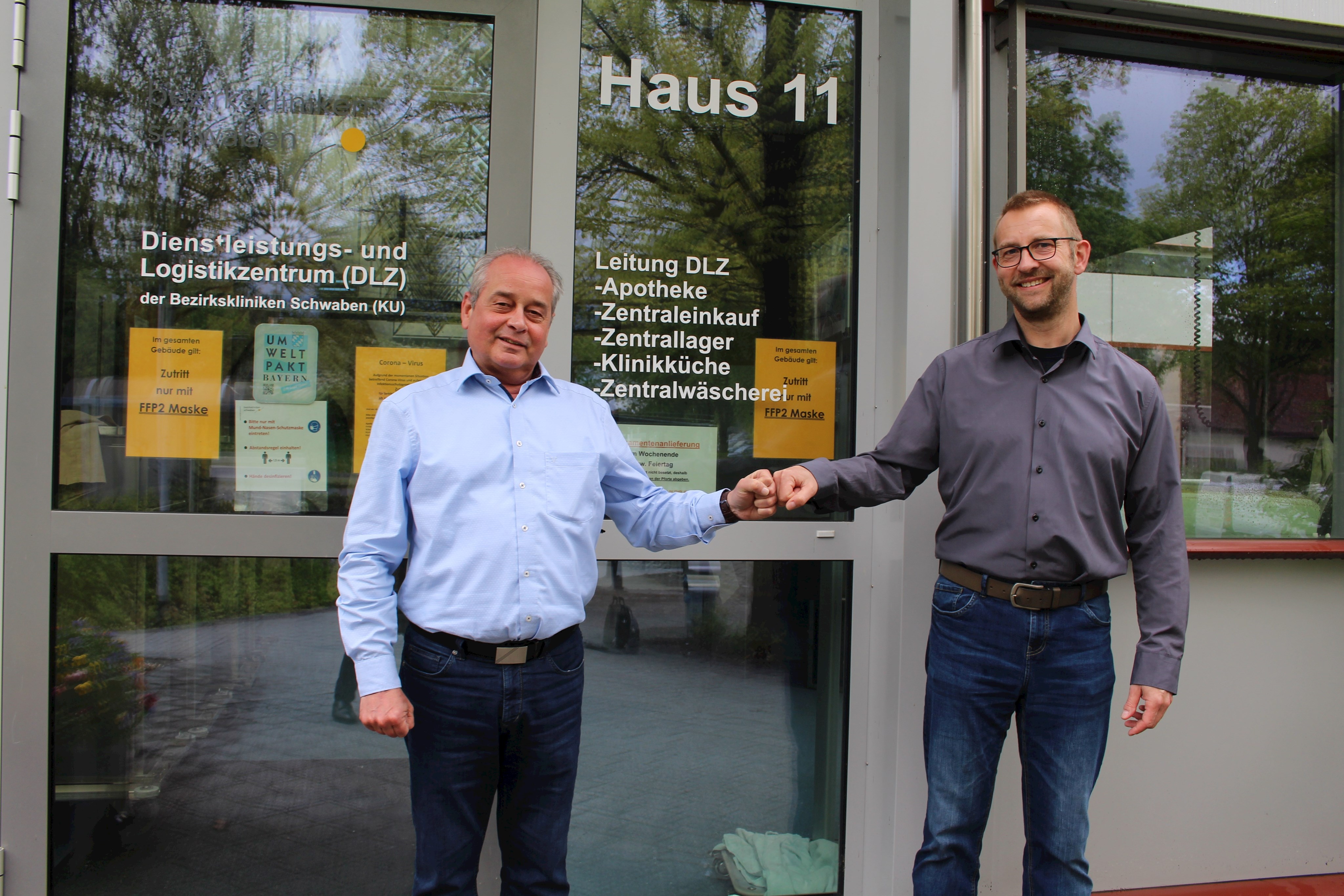 Bernhard Weishaupt (rechts) wird neuer Leiter des Dienstleistungs- und Logistikzentrums (DLZ) der Bezirkskliniken Schwaben in Günzburg und damit Nachfolger von Manfred Nölp, der in den Ruhestand geht