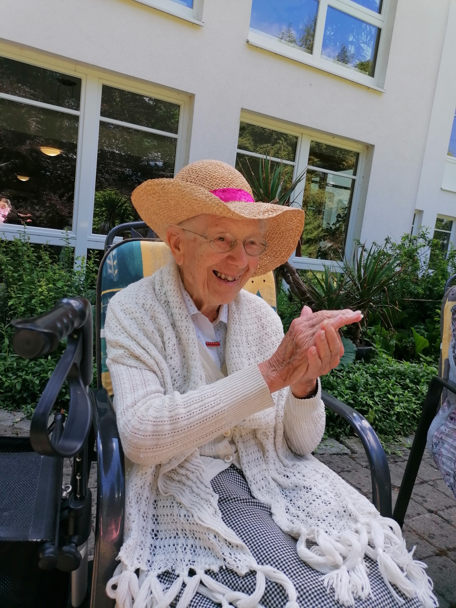 Edith Linderl aus dem Altenheim Schloss Elmischwang klatscht zur Musik von „Conny und die Sonntagsfahrer“.