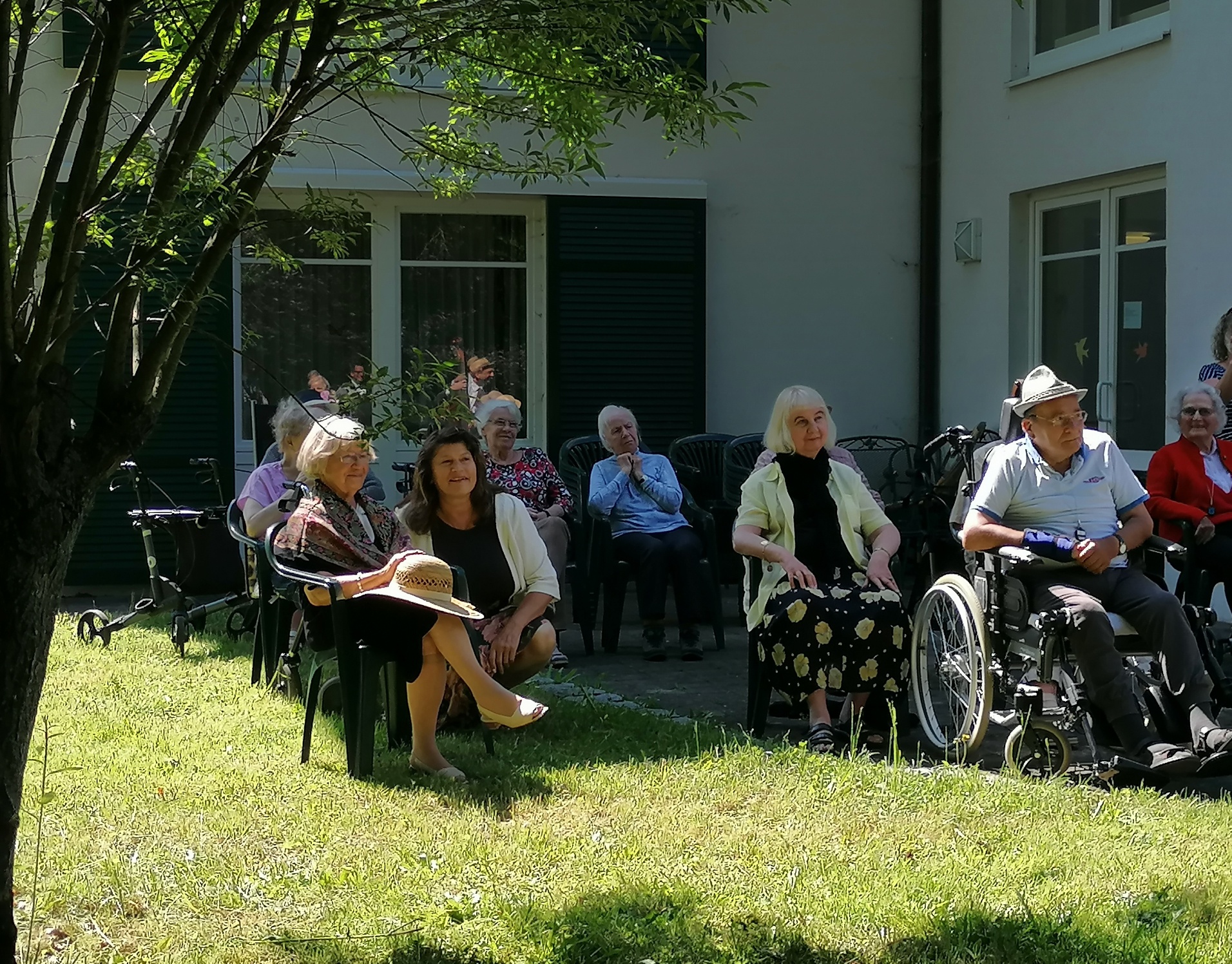 Foto von Bewohnerinnen und Bewohnern des Altenheims Schloss Elmischwang: Christine Rathmacher, Christine Rietzler, Maria Graml, Hildegard Albrecht, Christa Oberländer, Martin Meyer, Ingeborg Kollmann (v.l.n.r.).