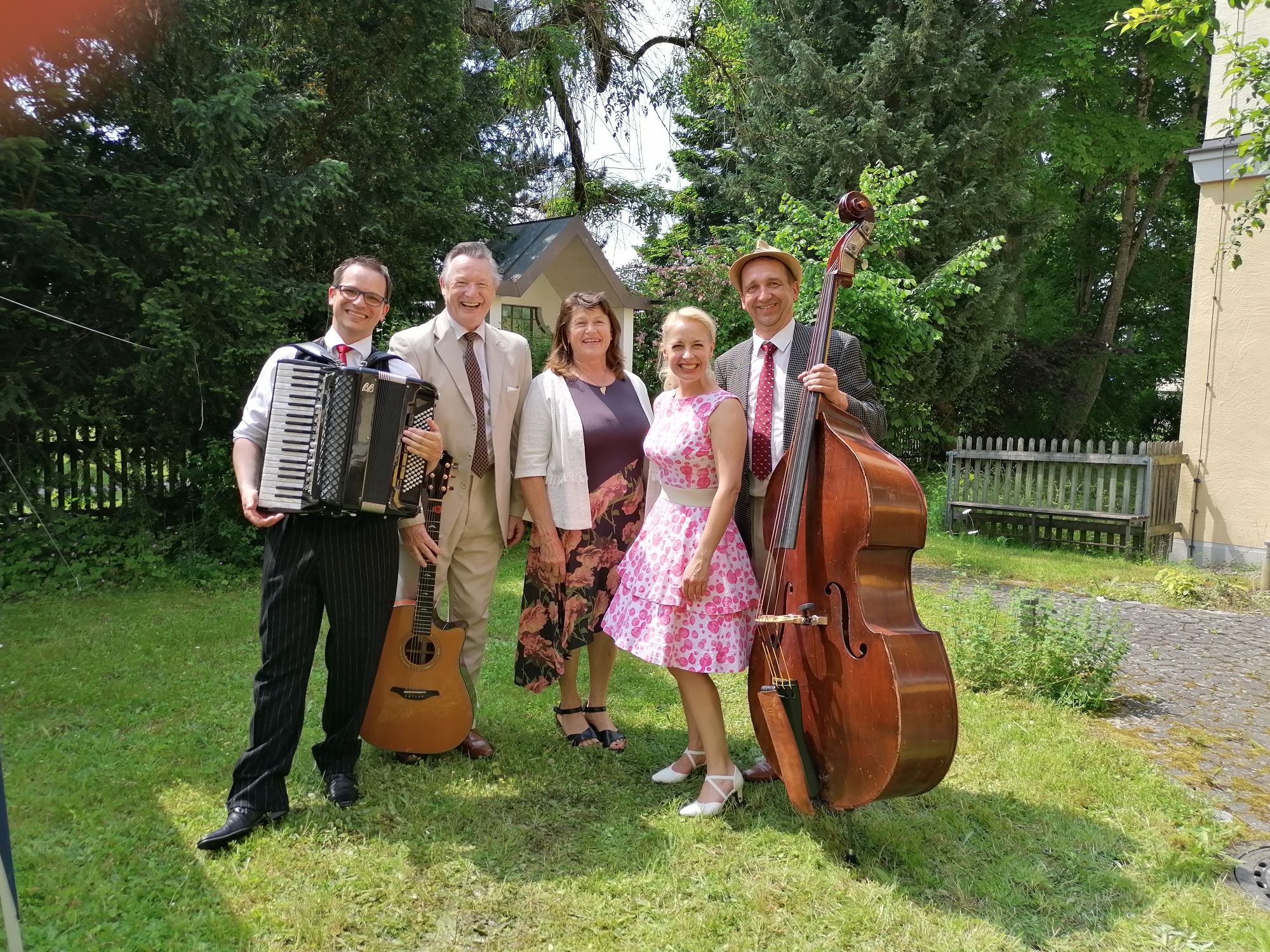 Konzerte in Pflegeheimen: Bezirk Schwaben schickt auch dieses Jahr Seniorinnen und Senioren auf Zeitreise