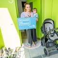 Frisch eingezogen im Neubau: Jaana Kazmerski (links) mit Sohn Adam freuen sich über ihre neuen Fußmatten, ein Geschenk des Bezirks Schwaben. Frisch eingezogen im Neubau: Jaana Kazmerski (links) mit Sohn Adam freuen sich über ihre neuen Fußmatten, ein Geschenk des Bezirks Schwaben.