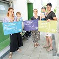 Frisch eingezogen im Neubau: Jaana Kazmerski (links) mit Sohn Adam und die Nachbarsfamilie Trenkenschuh freuen sich über ihre neuen Fußmatten, ein Geschenk des Bezirks Schwaben. Frisch eingezogen im Neubau: Jaana Kazmerski (links) mit Sohn Adam und die Nachbarsfamilie Trenkenschuh freuen sich über ihre neuen Fußmatten, ein Geschenk des Bezirks Schwaben.