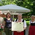 Überreichung der Ehrenurkunde an Ricarda Zemljak Überreichung der Ehrenurkunde an Ricarda Zemljak