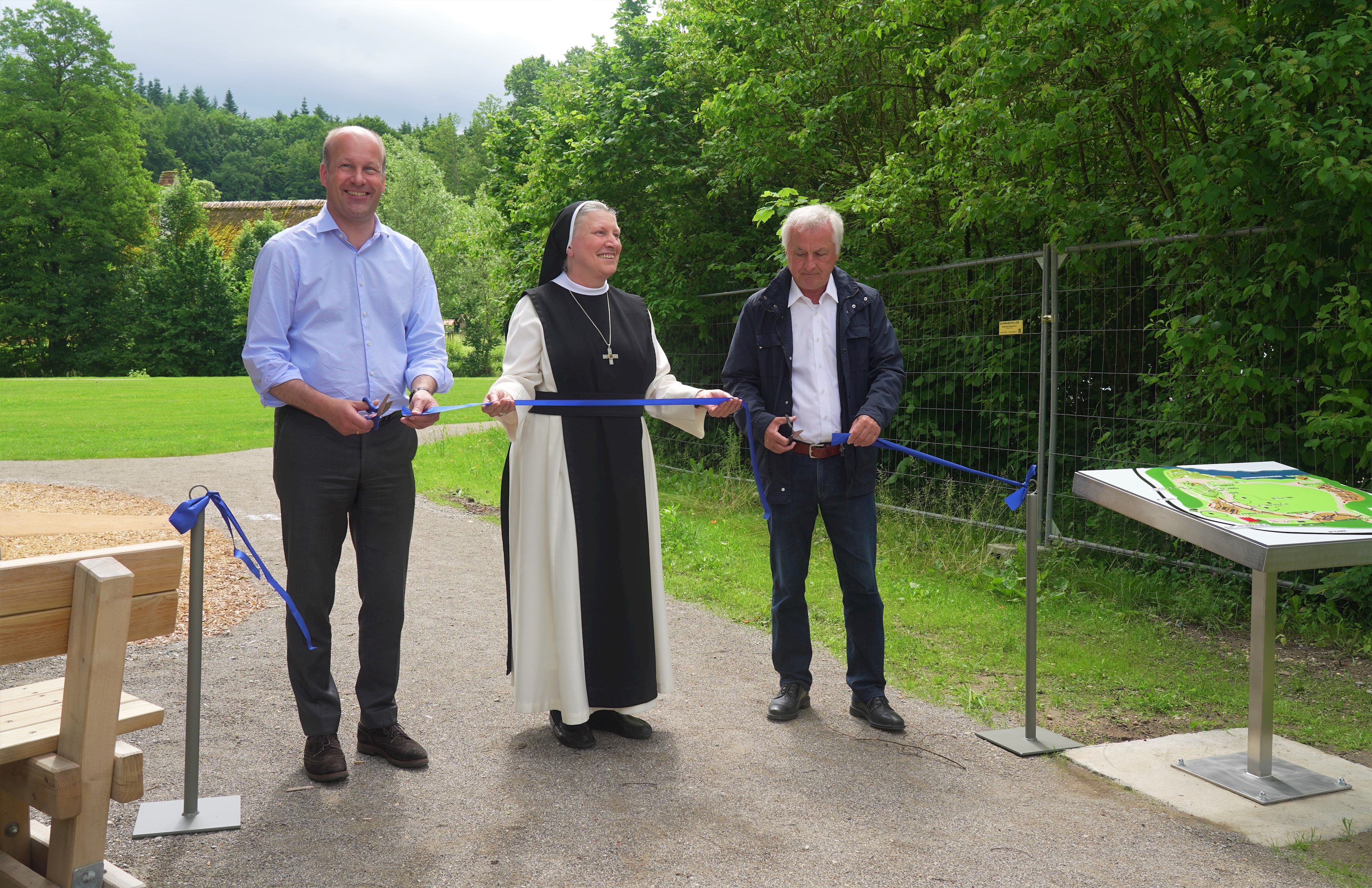 v.l.n.r.: Bezirkstagspräsident Martin Sailer, Äbtissin M. Gertrud Pesch O. Cist. und der ehemalige Bezirkstagspräsident Jürgen Reichert bei der Eröffnung des Spielplatzes Oberschönenfeld.