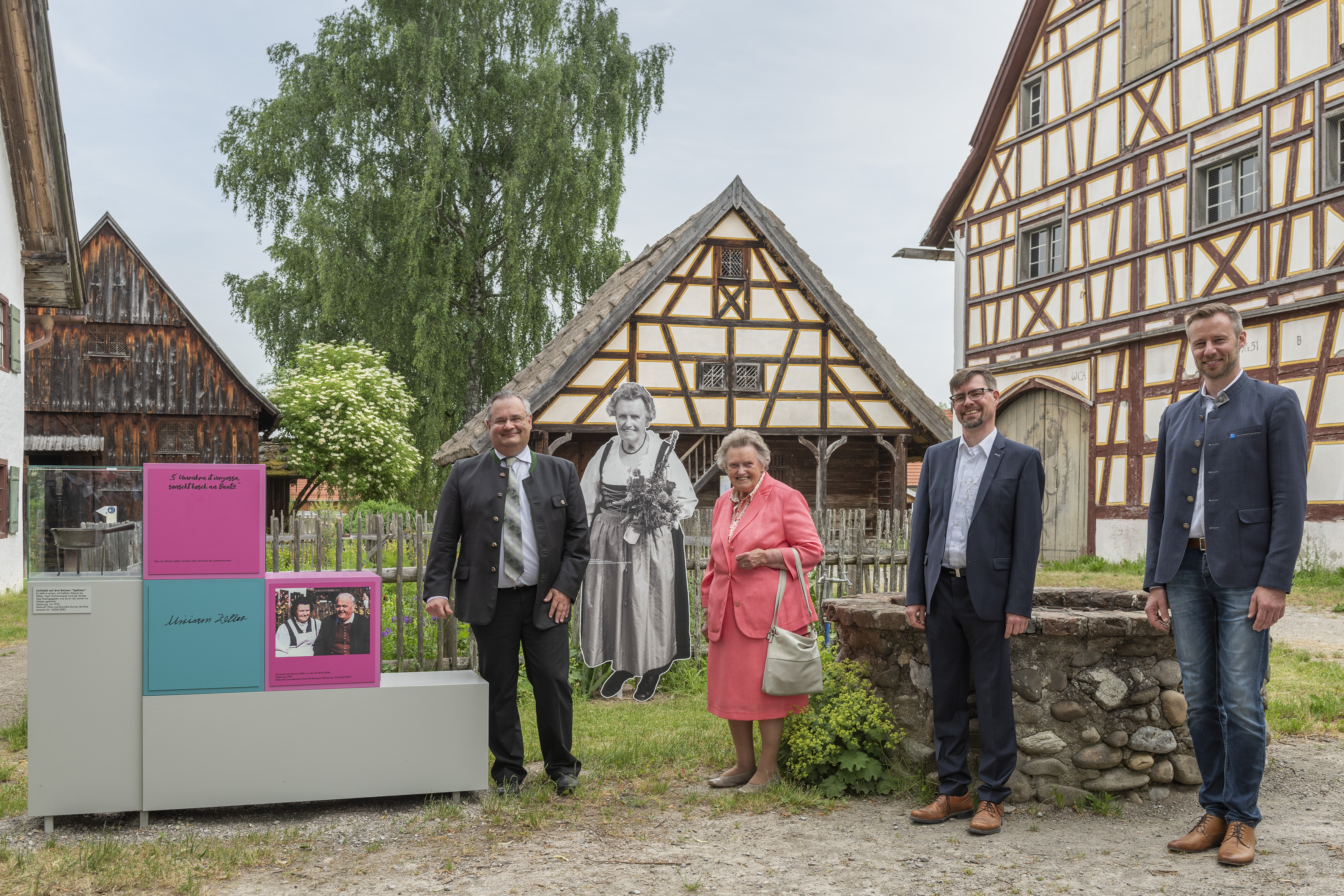 Laufend FrauenGestalten begegnen - Neue Sonderausstellung im Schwäbischen Bauernhofmuseum Illerbeuren bietet umfangreiches Rahmenprogramm