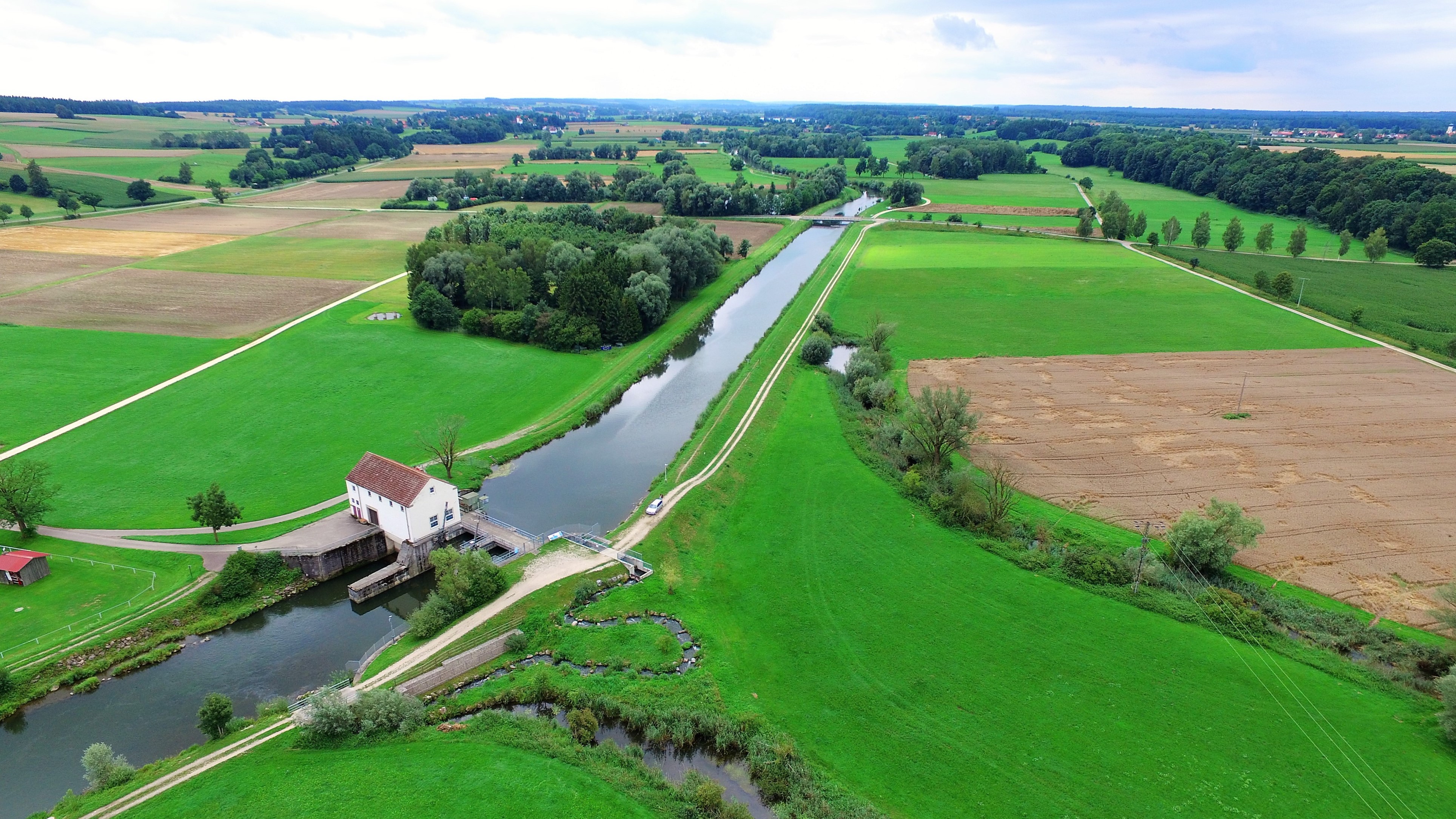 Foto: der Fluss Günz, an einem Wehr führt eine Wanderhilfe für Fische vorbei