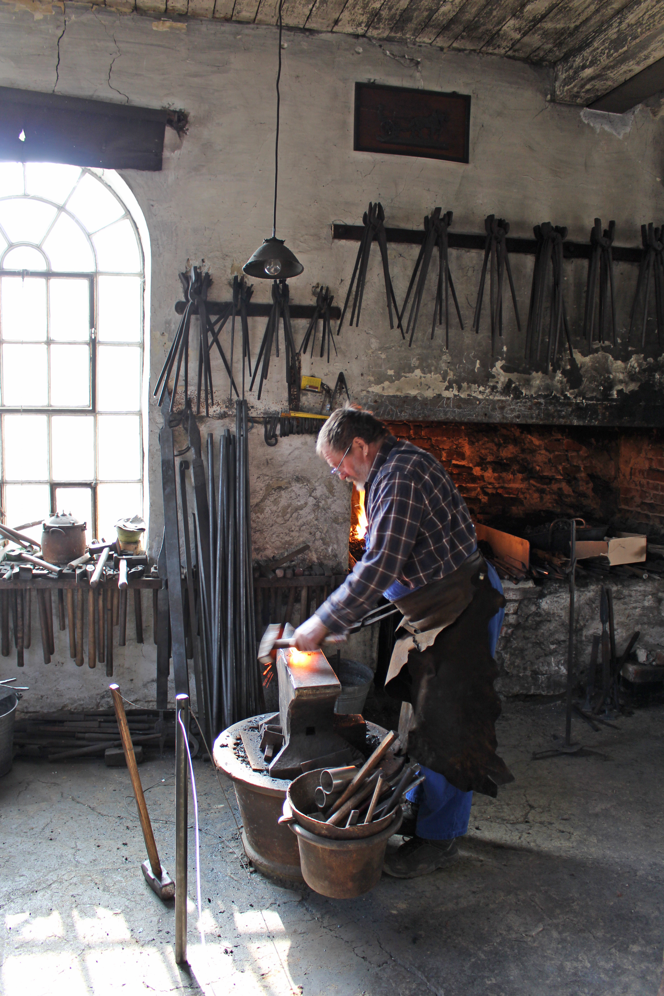 Wo sich „feuriges Handwerk“ und moderne Turbinen-Technik die Hand geben: Erlebnis-Museum Hammerschmiede und Stockerhof Naichen