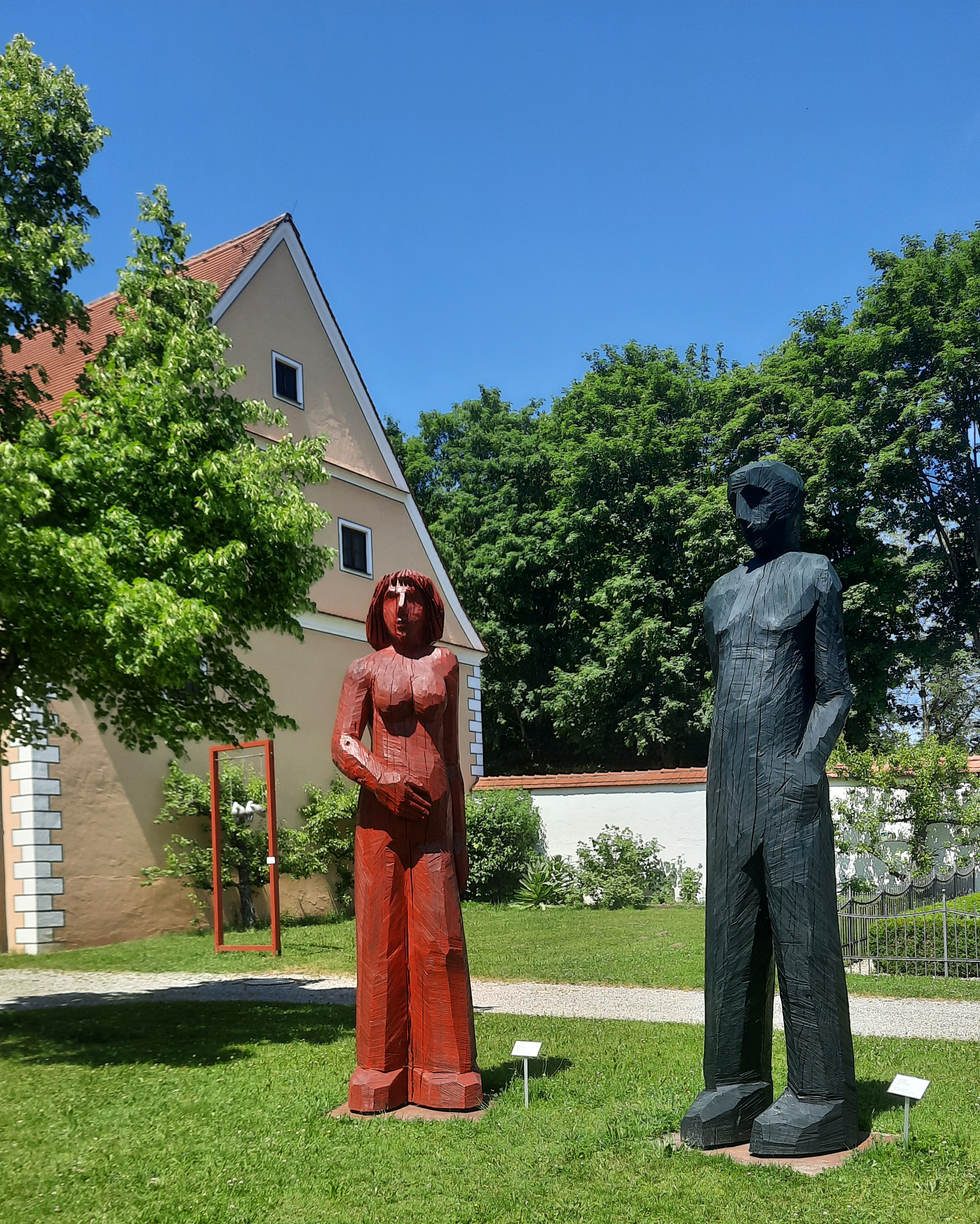 Inklusive Führung und Künstlergespräch zur Freiluftausstellung „Im Dialog – Holzskulpturen von Josef Lang“ in Oberschönenfeld am 7. November