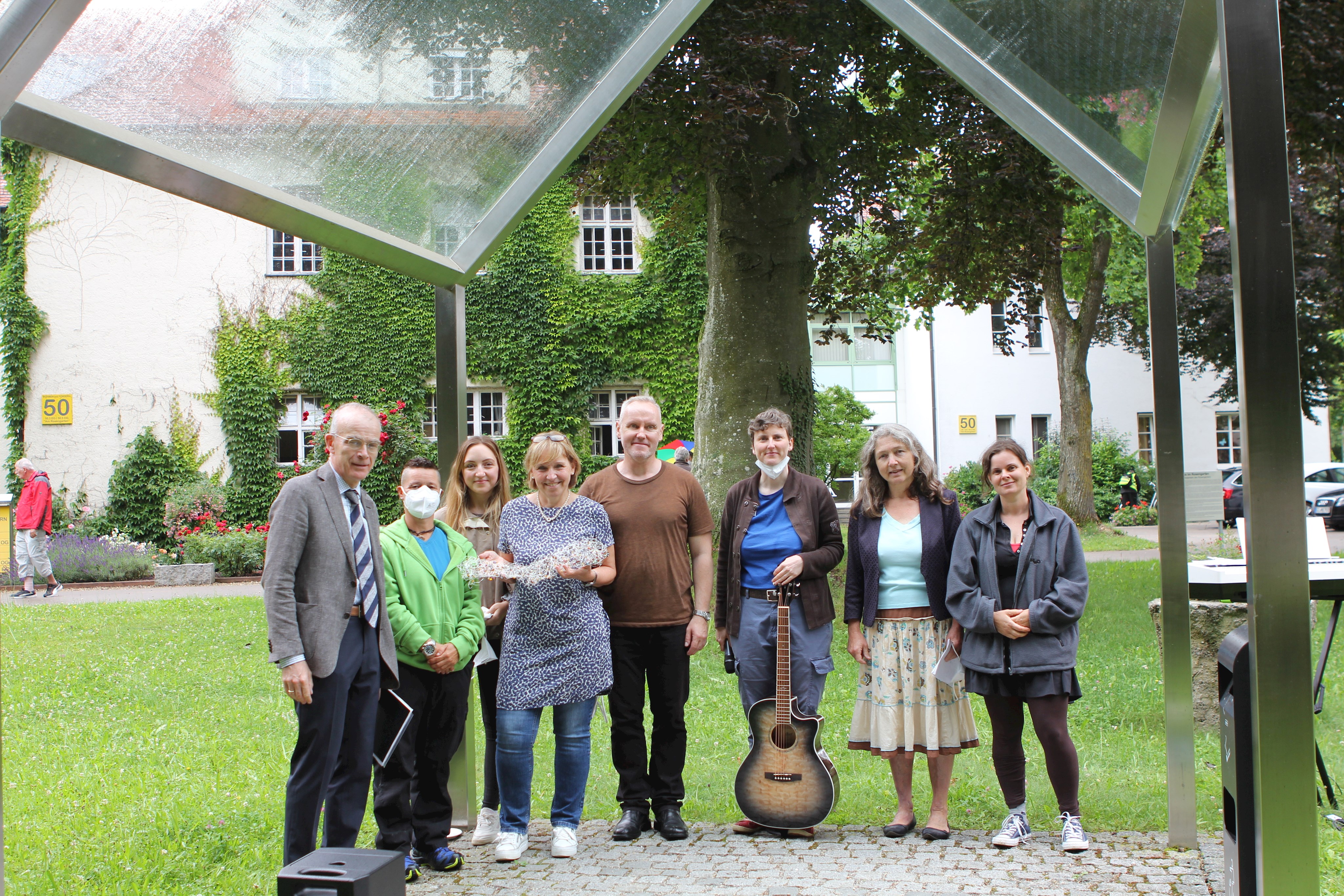 Sie wirkten aktiv an der Gedenkfeier zu Ehren der Opfer von Euthanasie in Günzburg mit: (von links) Prof. Dr. Thomas Becker (Ltd. Ärztlicher Direktor), Patricia Stiglbauer (Schülerin Ergotherapieschule), Sandrine Stützle (Ergotherapeutin), Ulrike Berlin (Krankenhausseelsorgerin), Jürgen Steber, Jenny Alsleben, Birgitta Foerster (alle Musiktherapeuten), Evelin Taubitz (Tanztherapeutin).