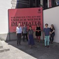 Die neuen Theateragentinnen am Landestheater Schwaben im Kreis ihres Teams