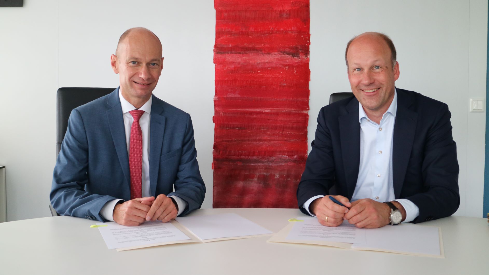 Landrat Elmar Stegmann (links) und Bezirkstagspräsident Martin Sailer bei der Unterzeichnung der Kooperationsvereinbarung.