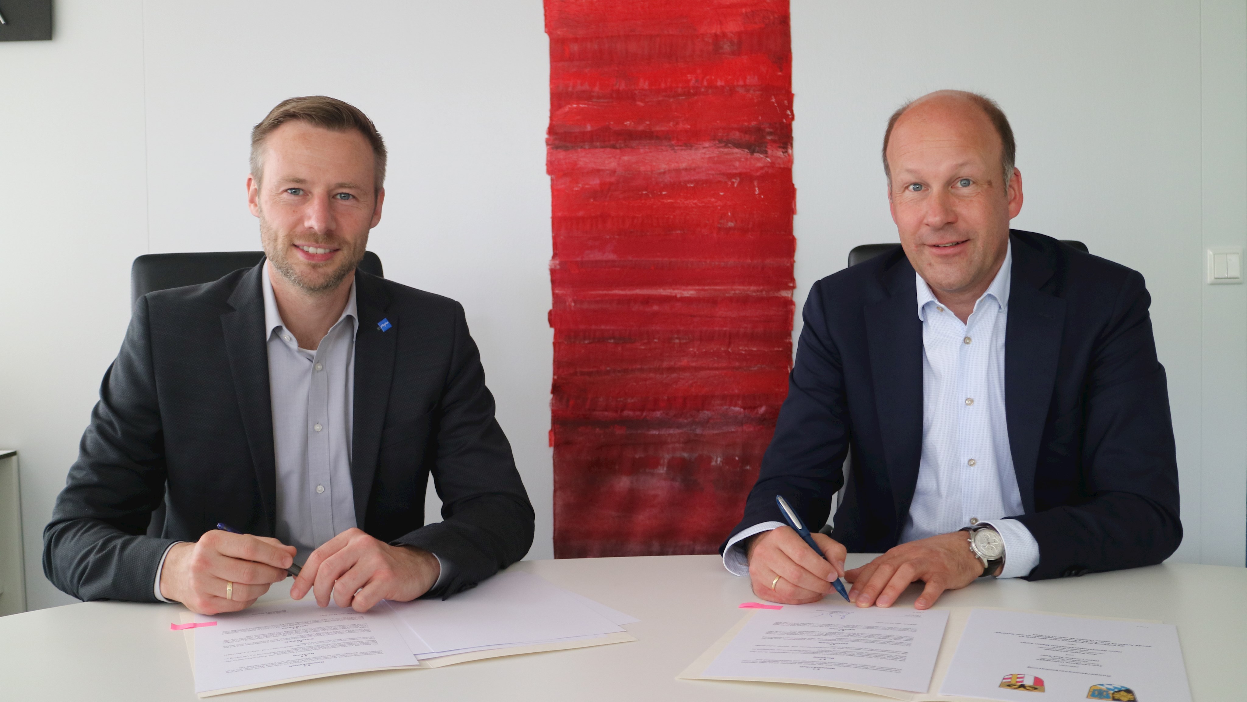 Landrat Alex Eder (links) und Bezirkstagspräsident Martin Sailer bei der Unterzeichnung der Kooperationsvereinbarung.