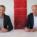 Landrat Alex Eder (links) und Bezirkstagspräsident Martin Sailer bei der Unterzeichnung der Kooperationsvereinbarung. Landrat Alex Eder (links) und Bezirkstagspräsident Martin Sailer bei der Unterzeichnung der Kooperationsvereinbarung.