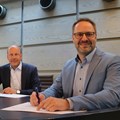 Bezirkstagspräsident Martin Sailer (links) und Landrat Thorsten Freudenberger unterzeichnen den Kooperationsvertrag