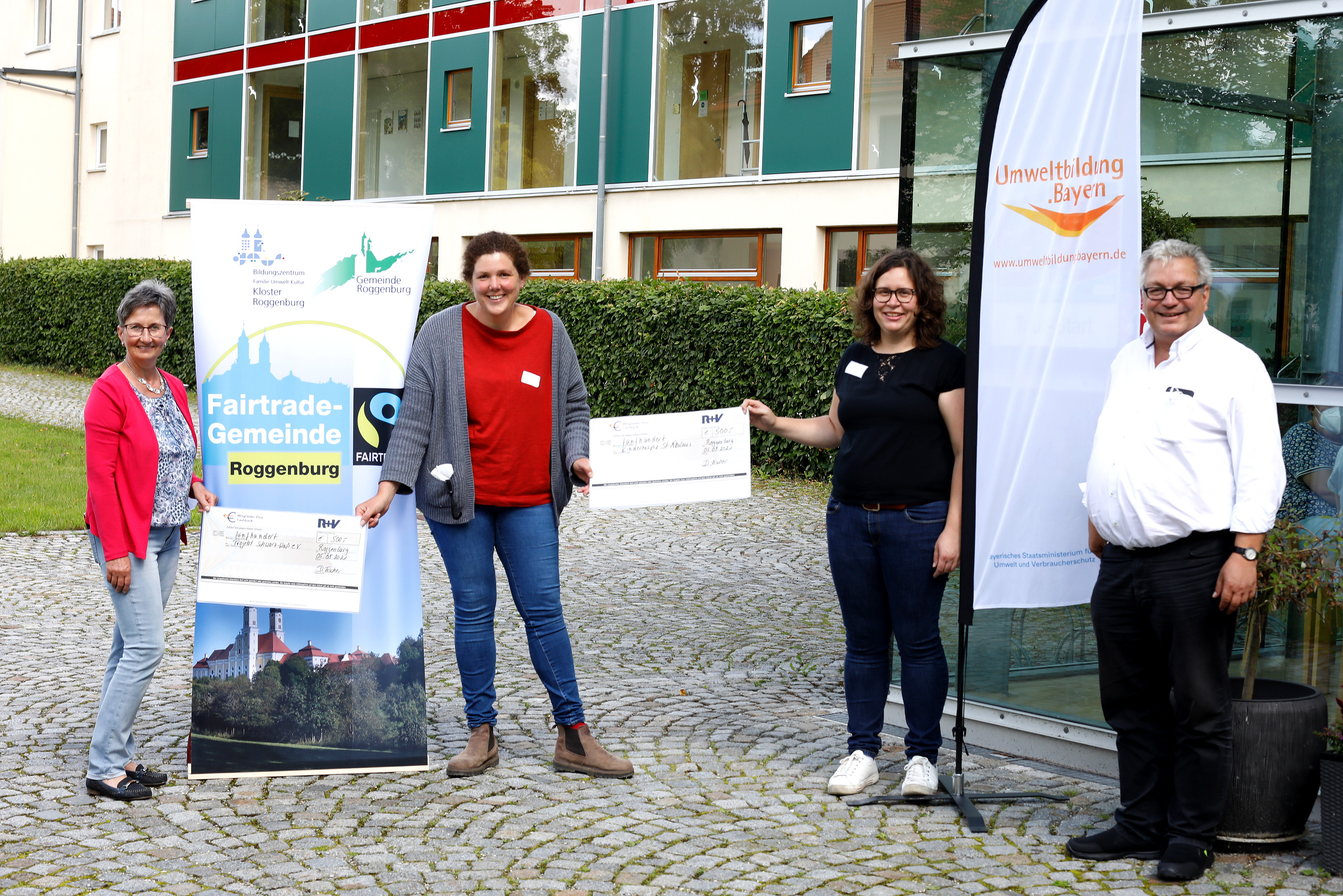 Spendenübergabe an das Kinderhospiz St. Nikolaus in Bad Grönenbach und an das Projekt Schwarz-Weiß e.V. aus Roggenburg im Bildungszentrum