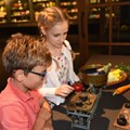 Kinder an den Mitmachstationen