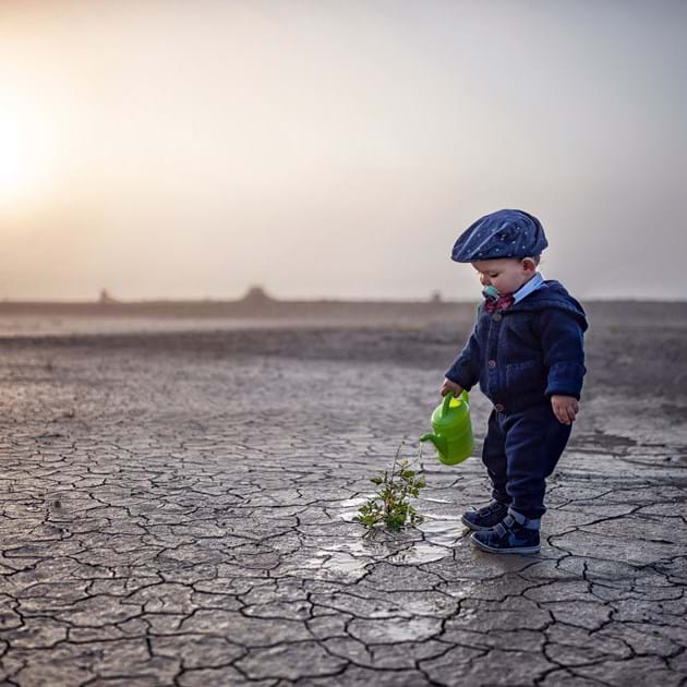 „Im ausgetrockneten Forggensee“: Sinnbild für den Klimawandel: Den jungen Generationen kommt eine lebensrettende Aufgabe zu.