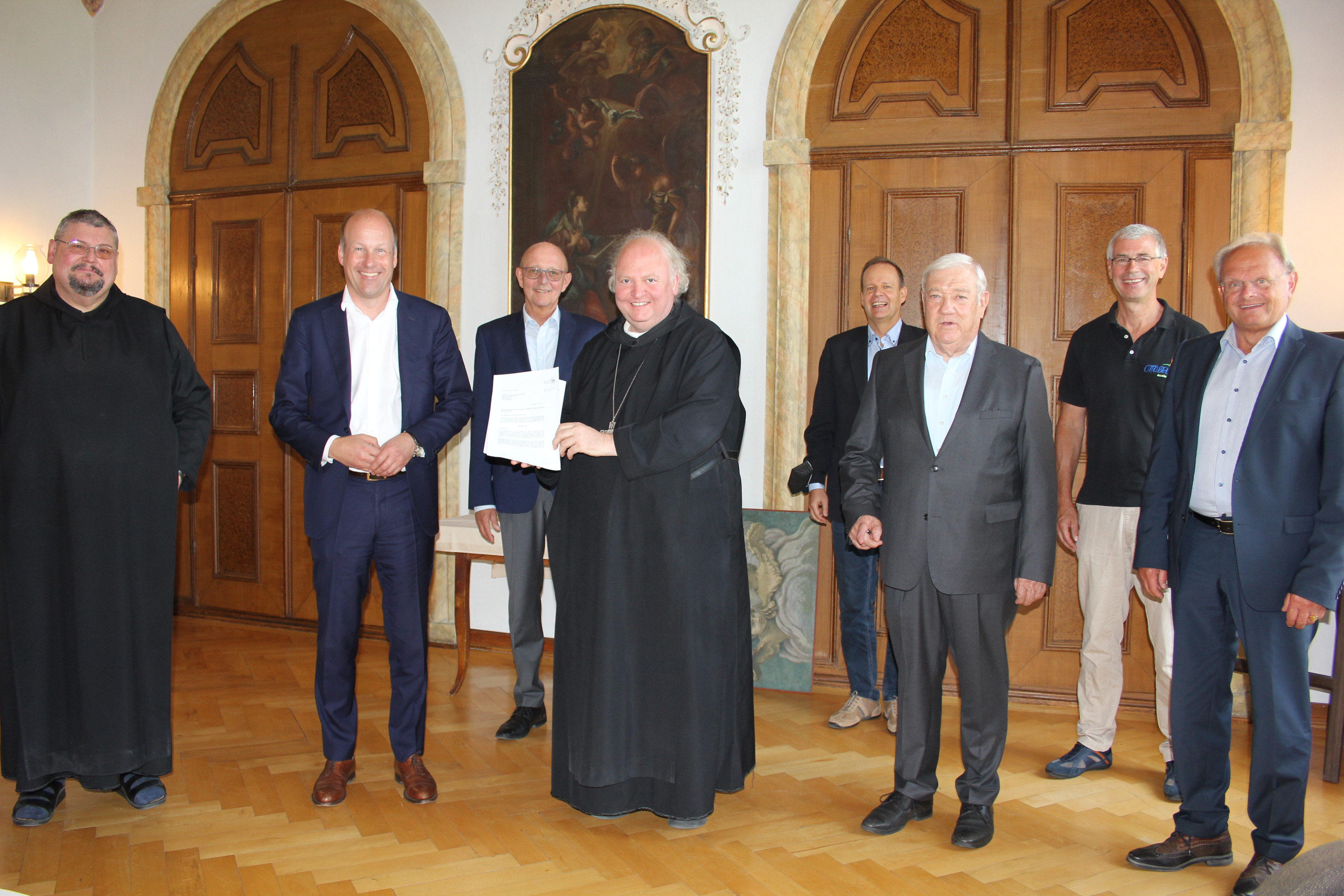 Außerdem auf dem Bild (von links): Museumskustos Frater Tobias Heim, Vorsitzender der Vereinigung der Freunde der Benediktinerabtei Markus Brehm, Kulturamtsleiter Peter Kraus, ehemaliger Staatsminister Josef Miller, Bürgermeister German Fries und stellvertretender Bezirkstagspräsident Alfons Weber.