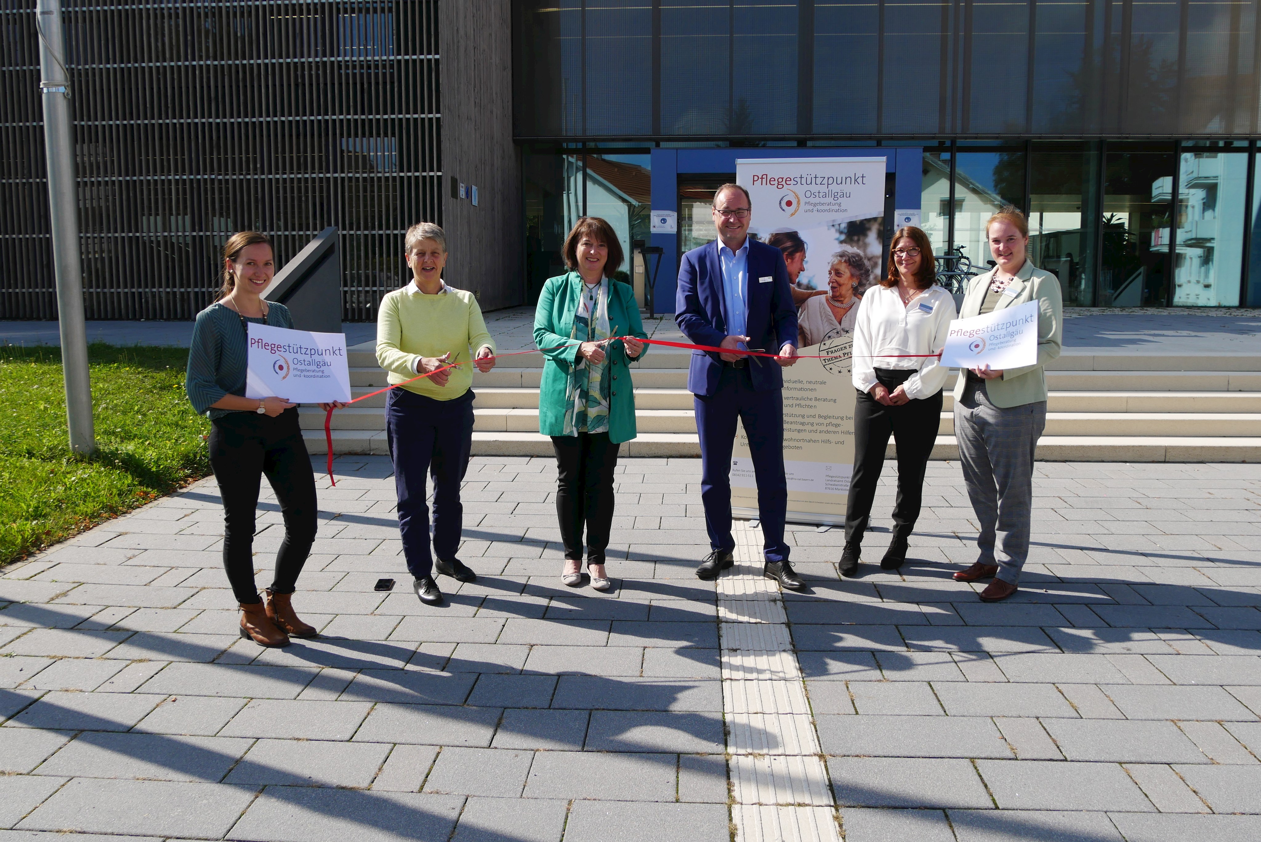 v. l.: Pflegeberaterin Agnes Hartmann, Vize-Bezirkstagspräsidentin Barbara Holzmann, Landrätin Maria Rita Zinnecker, AOK-Direktor Bernd Ruppert, Stützpunktleiterin Manuela Walgenbach und Pflegeberaterin Verena Bösl