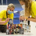 Jugendliche beim Dosenwerfen