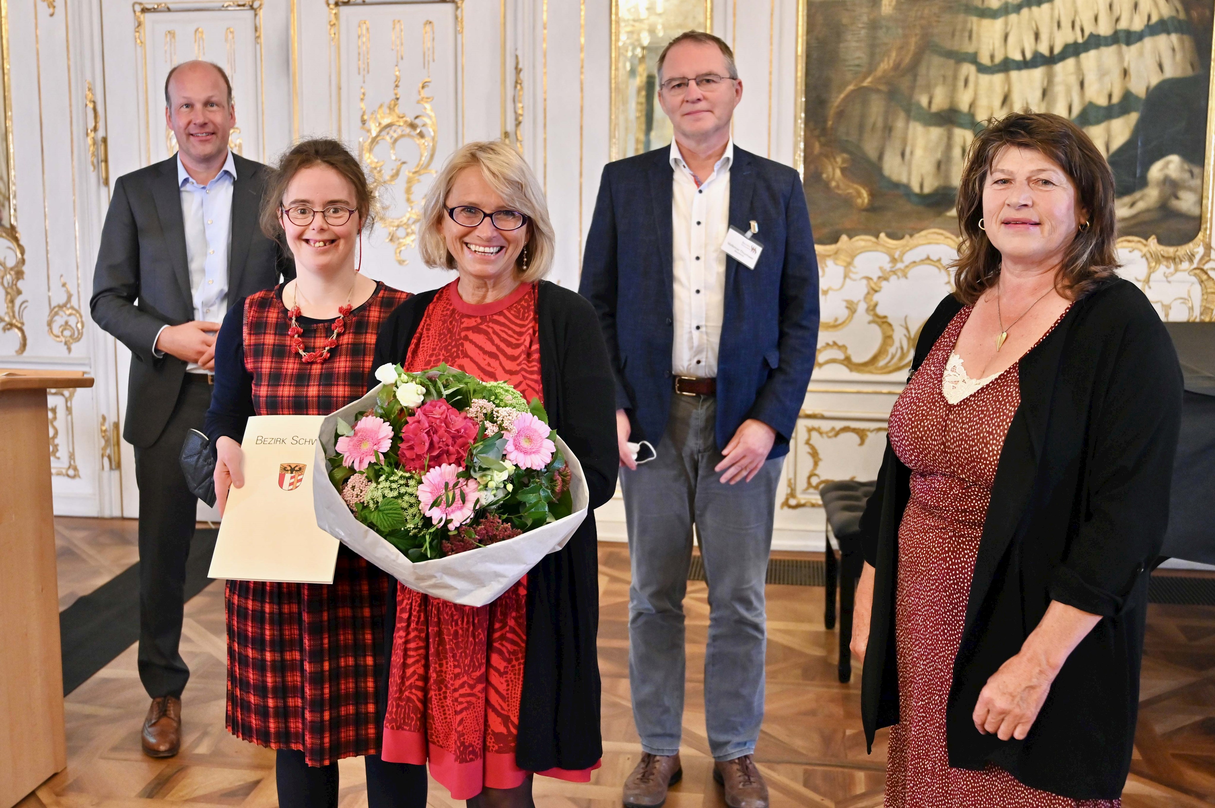 Das durch gemeinsames Musizieren geförderte Miteinander von Menschen mit und ohne Behinderung im Inklusionsorchester „Die Bunten“ wurde mit dem zweiten Preis prämiert.               
vorne von links: Caroline Abele und Angelika Jekic vom Inklusionsorchester „Die Bunten“, Pflegebeauftragte des schwäbischen Bezirkstags und Jurymitglied Christine Rietzler
hinten von links: Bezirkstagspräsident Martin Sailer, Beauftragter für Menschen mit Behinderung und für Inklusion des schwäbischen Bezirkstags und Jurymitglied Volkmar Thumser