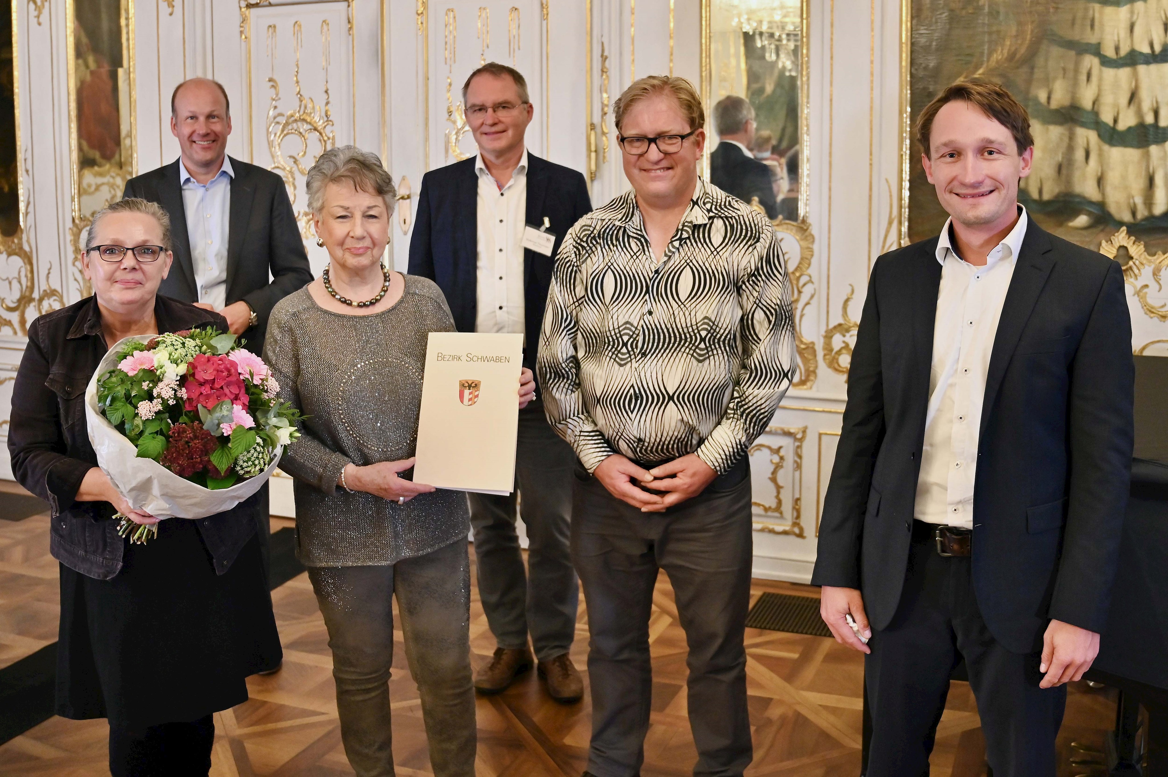 Die Psychosoziale Hilfsgemeinschaft HOI! e.V. aus Kempten freut sich über die Best-Practice-Würdigung.
vorne von links: Sylvia Späth, Erika Epple-Doll, Martin Haertle und Jan Drechsler von HOI!
hinten von links: Bezirkstagspräsident Martin Sailer, Beauftragter für Menschen mit Behinderung und für Inklusion des schwäbischen Bezirkstags und Jurymitglied Volkmar Thumser