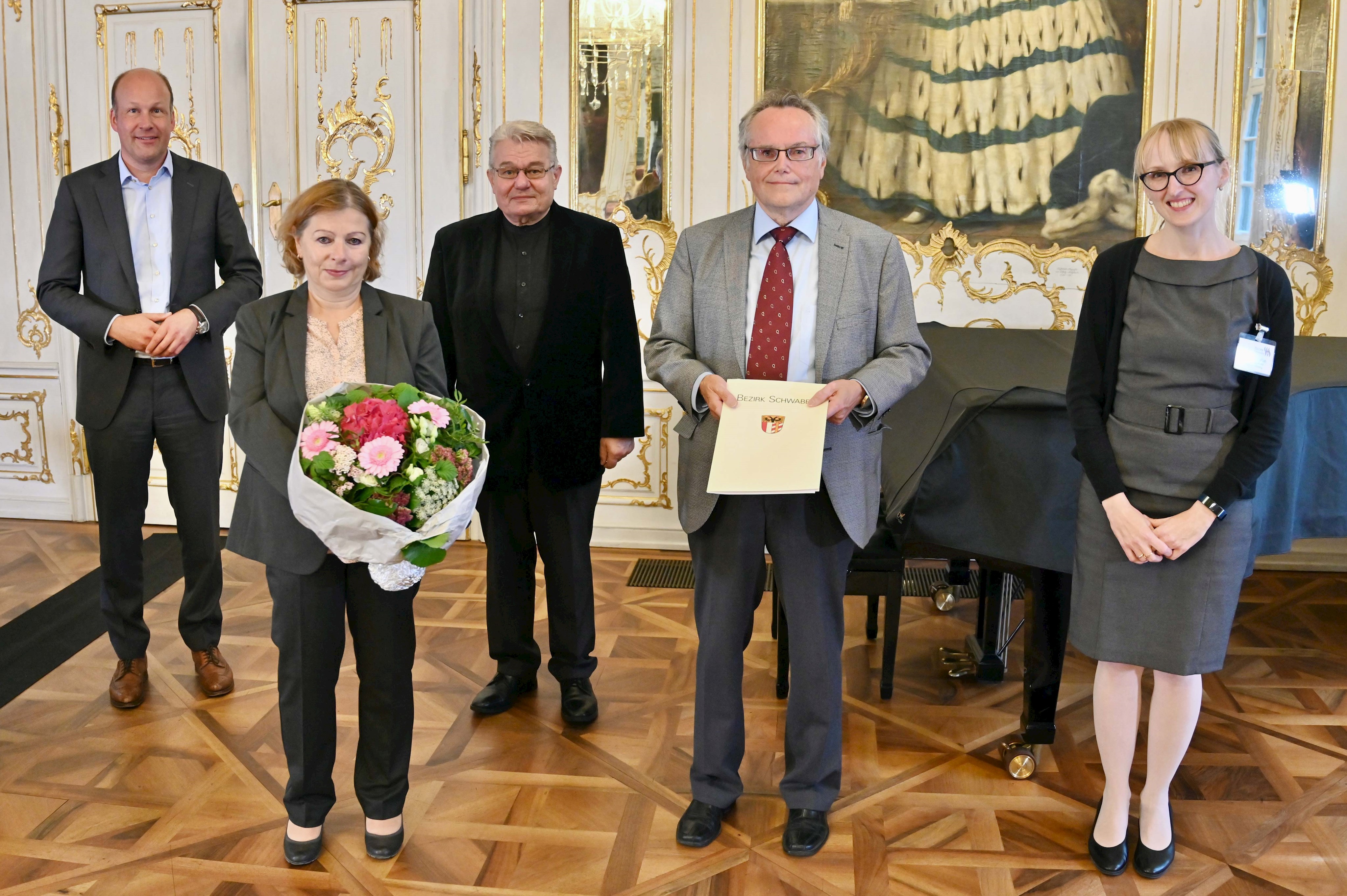 Für ihr Engagement für Obdach- und Wohnungslose erhielt der Förderverein der Wärmestube des SKM e.V. aus Augsburg den dritten Preis.
von links nach rechts: Bezirkstagspräsident Martin Sailer, die Initiatoren der Wärmestube Ulla Schmid, Johann Stecker und Manfred Schönfelder, Leitung der Sozialverwaltung und Jurymitglied Monika Kolbe