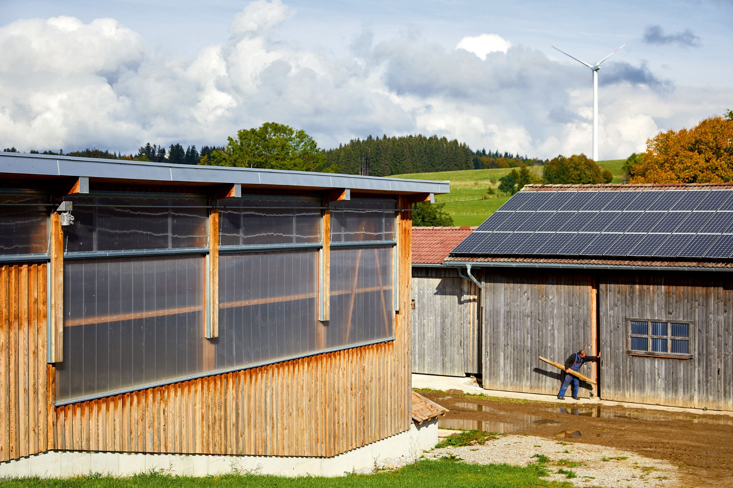 Wind und Sonne heizen diesem Hof bei Haldenwang im Oberallgäu mit Ökostrom ein.