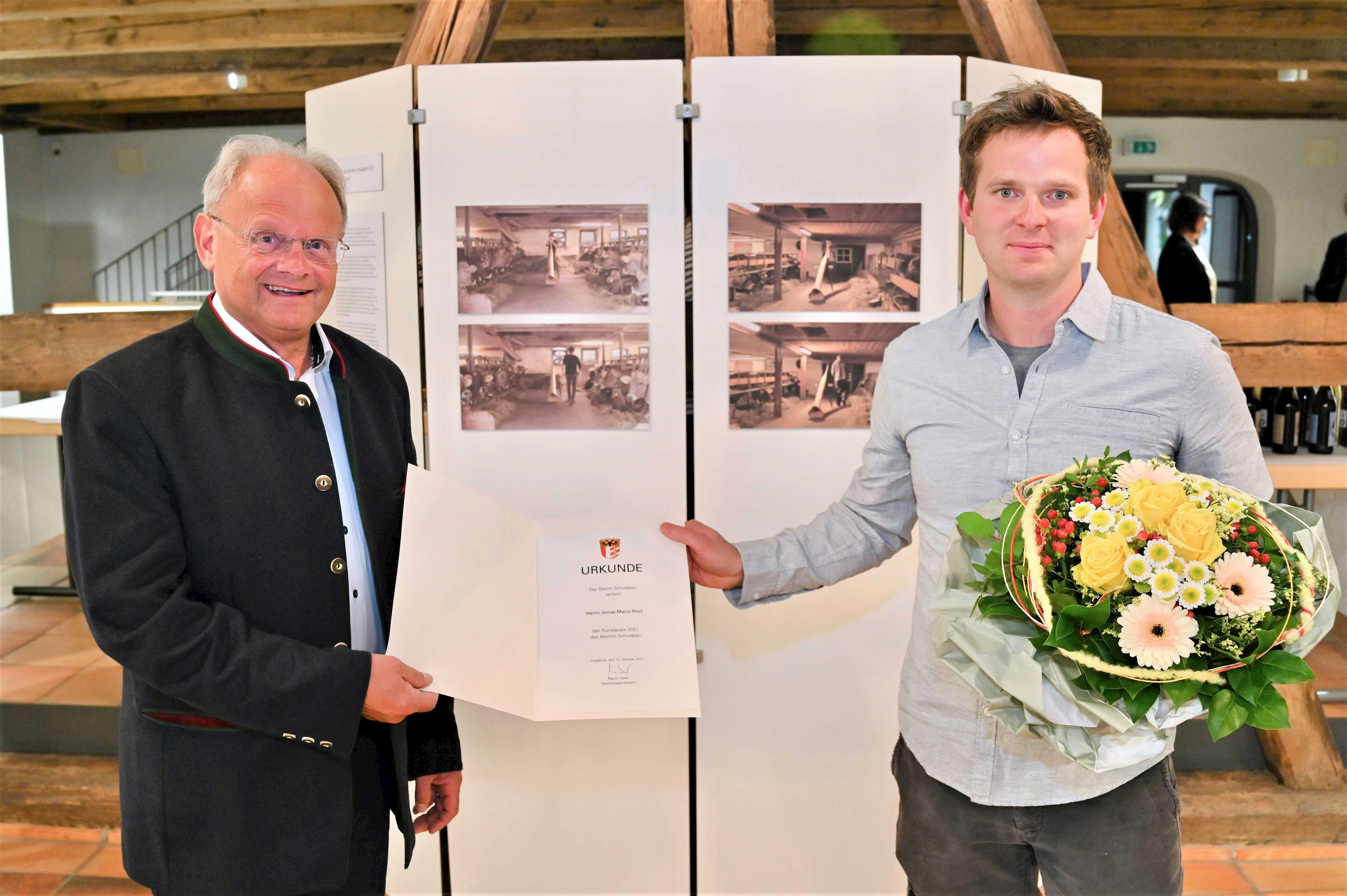Kunstpreisverleihung 2021: Preisträger Jonas Maria Ried zusammen mit Alfons Weber (stellvertretender Bezirkstagspräsident)