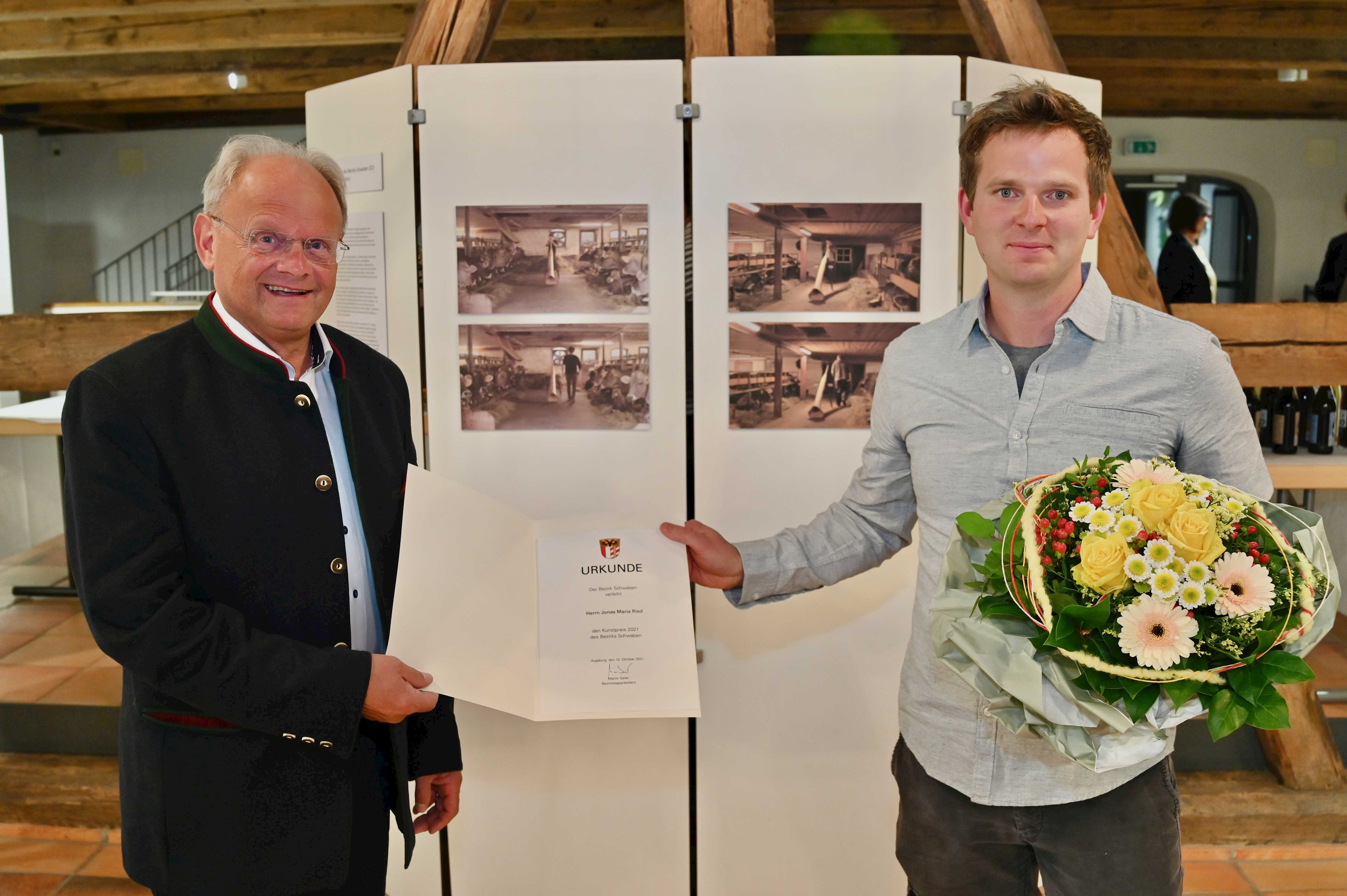 Der stellvertretende Bezirkstagspräsident Alfons Weber überreichte Jonas Maria Ried in der Schwäbischen Galerie in Oberschönenfeld den Kunstpreis des Bezirks Schwaben.