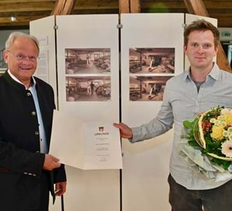 Der stellvertretende Bezirkstagspräsident Alfons Weber überreichte Jonas Maria Ried in der Schwäbischen Galerie in Oberschönenfeld den Kunstpreis des Bezirks Schwaben.