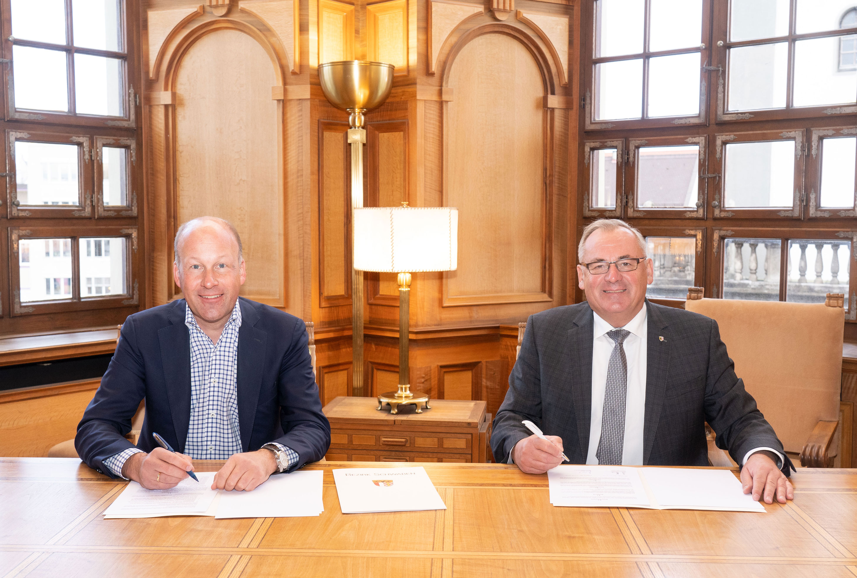 Bezirkstagspräsident Martin Sailer und Memmingens Oberbürgermeister Manfred Schilder unterzeichneten den Kooperationsvertrag.