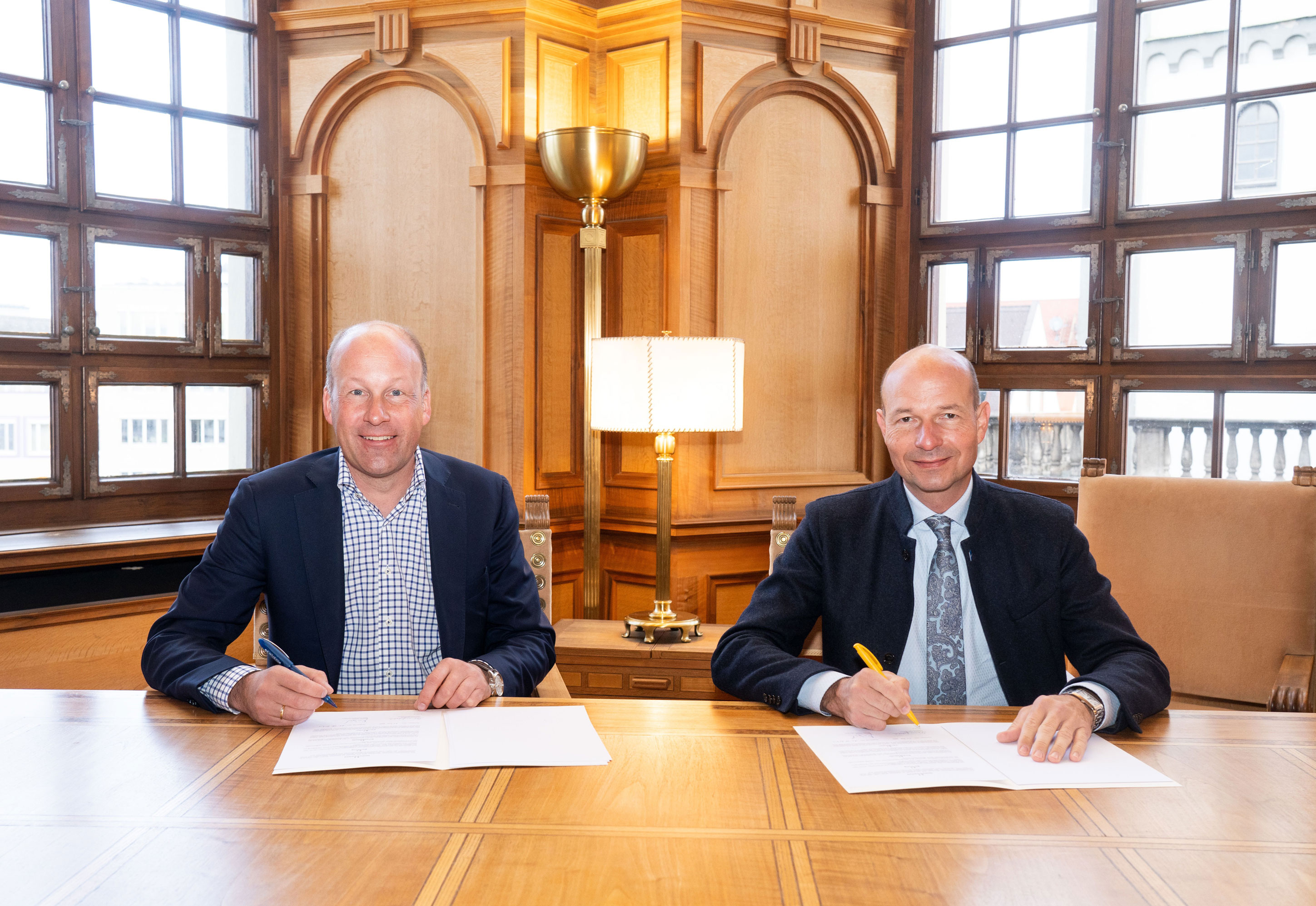 Bezirkstagspräsident Martin Sailer und Kemptens Oberbürgermeister Thomas Kiechle unterzeichneten den Kooperationsvertrag.