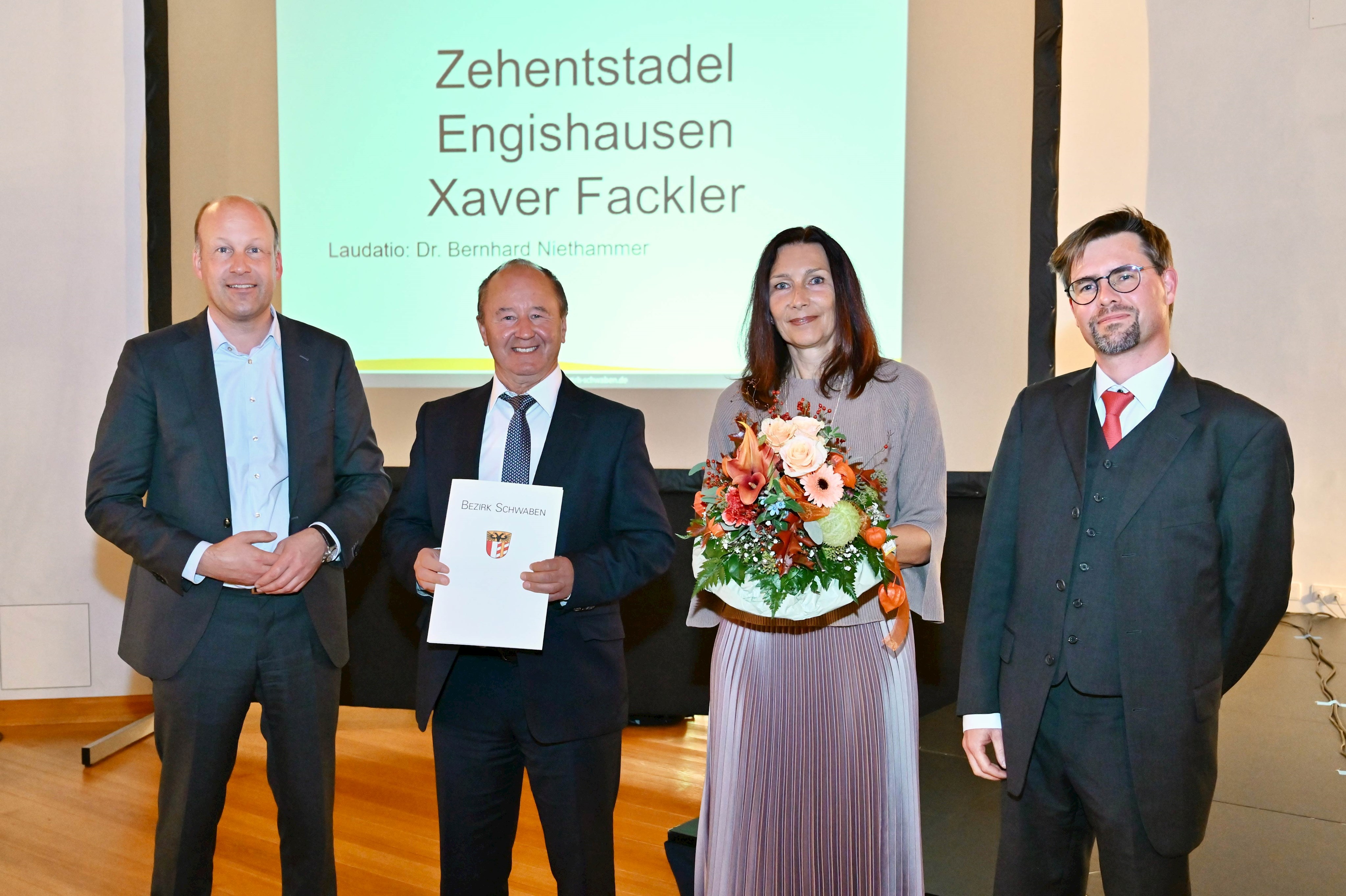 Für die vorbildliche Sanierung des Zehentstadels Engishausen wurde Xaver Fackler (2.v.l.) ausgezeichnet.
von links nach rechts: Bezirkstagspräsident Martin Sailer, Preisträger Xaver Fackler, Architektin Birgit Dreier, Laudator und Leiter des Schwäbischen Bauernhofmuseums Illerbeuren Dr. Bernhard Niethammer