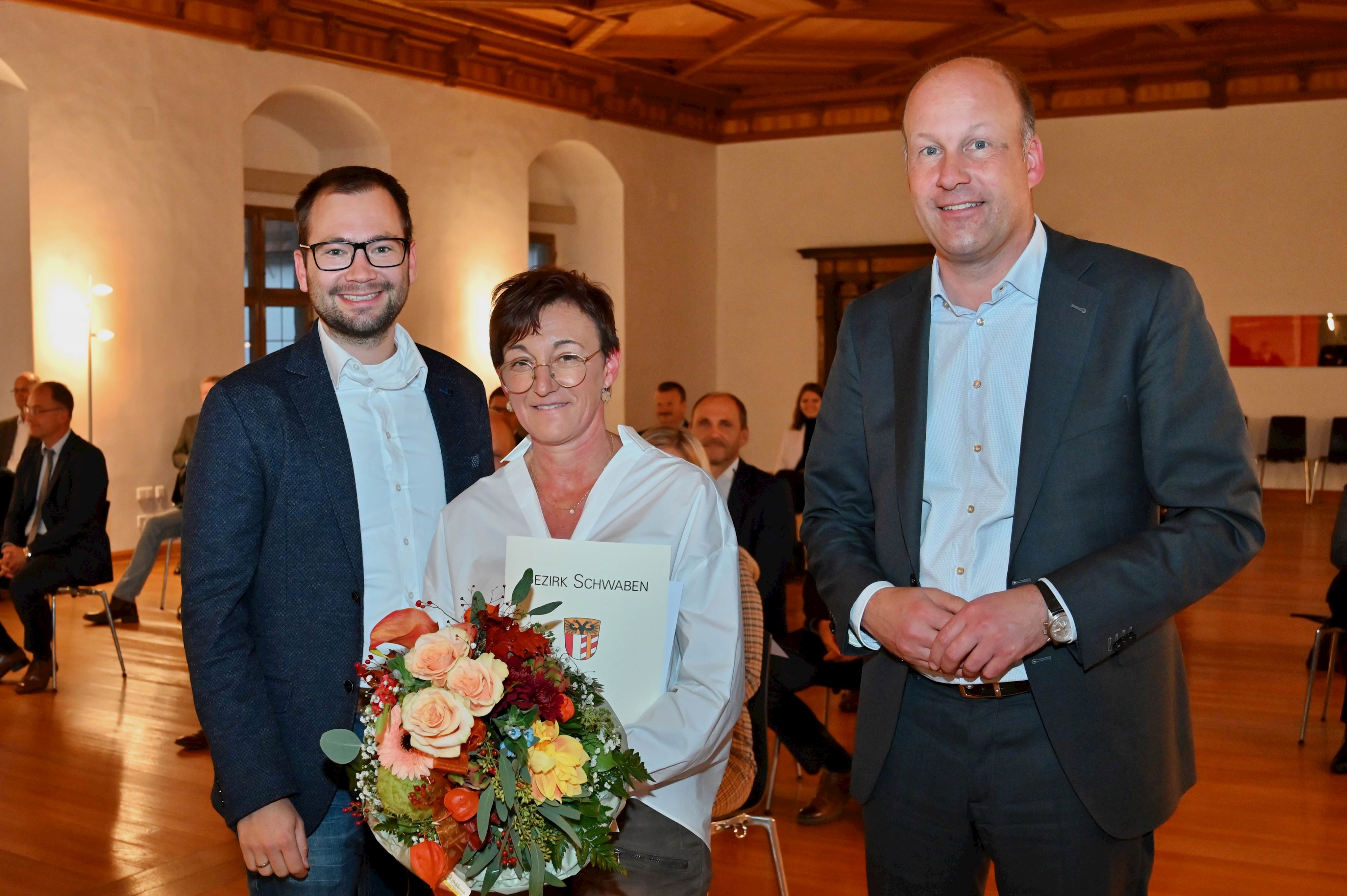 Frau Rita Failer (Mitte) wurde für ihren Einsatz gewürdigt, dem historischen Bahnhof in Tapfheim neues Leben einzuhauchen.
von links nach rechts: Laudator und wissenschaftlicher Mitarbeiter der Bezirksheimatpflege Felix Guffler, Preisträgerin Rita Failer, Bezirkstagspräsident Martin Sailer