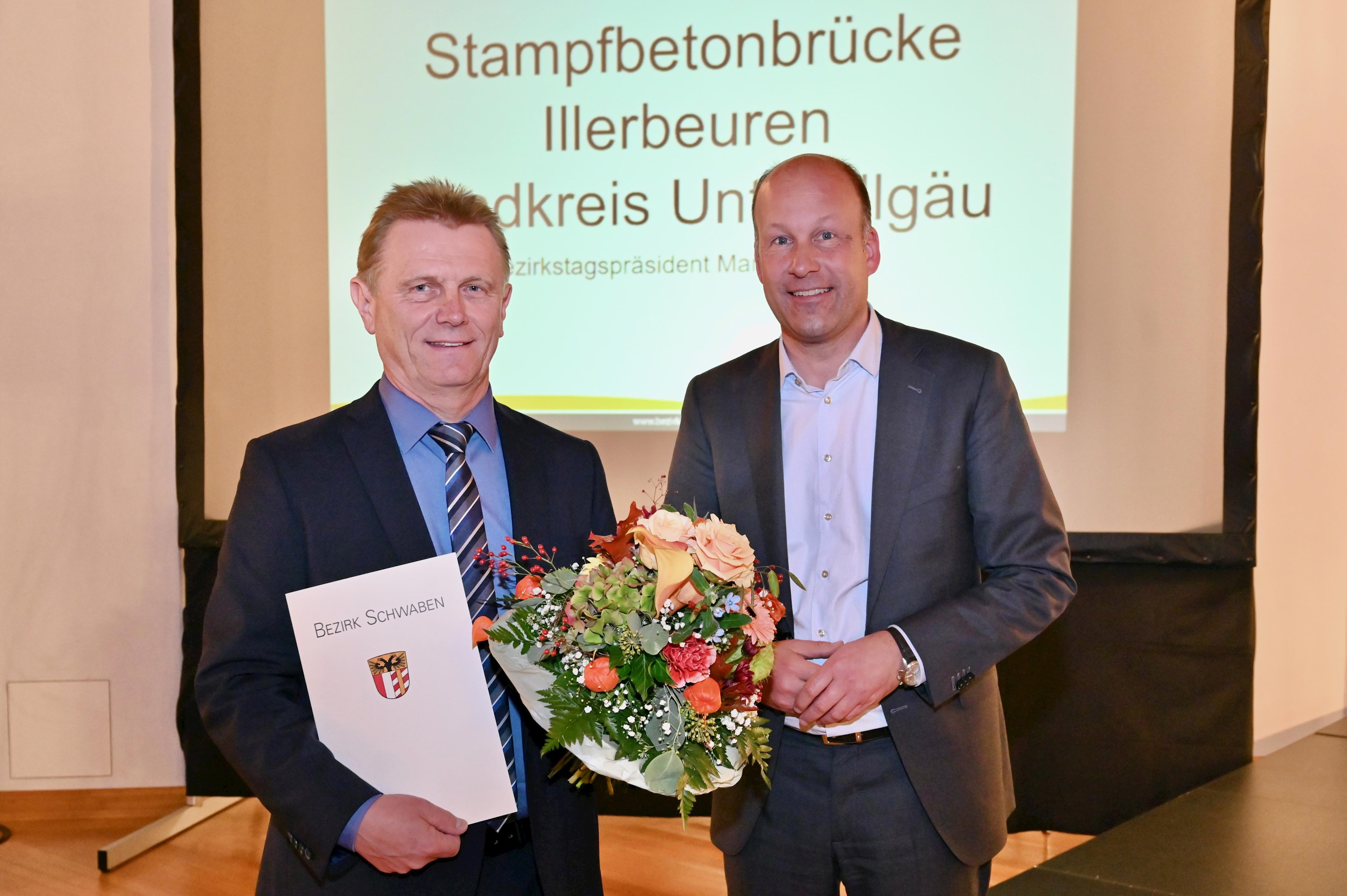 Walter Pleiner (links) nahm stellvertretend für den Landkreis Unterallgäu die Auszeichnung für die Sanierung der Stampfbetonbrücke Illerbeuren entgegen.
von links nach rechts: Leiter der Abteilung Kreisentwicklung beim Landkreis Unterallgäu Walter Pleiner, Bezirkstagspräsident Martin Sailer