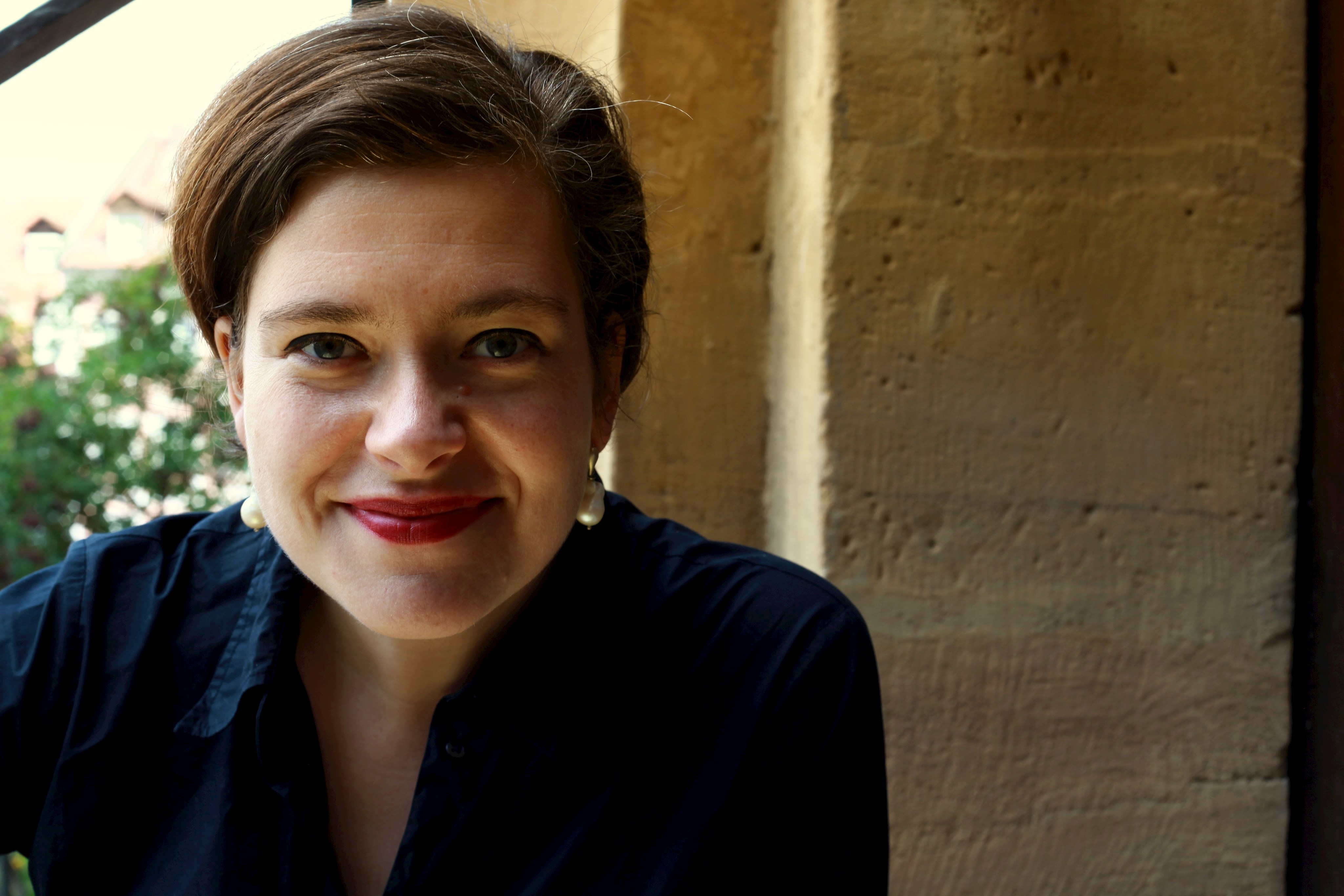 „Gottesanbieterin“ in Kloster Irsee - Lyrik-Performance mit Nora Gomringer