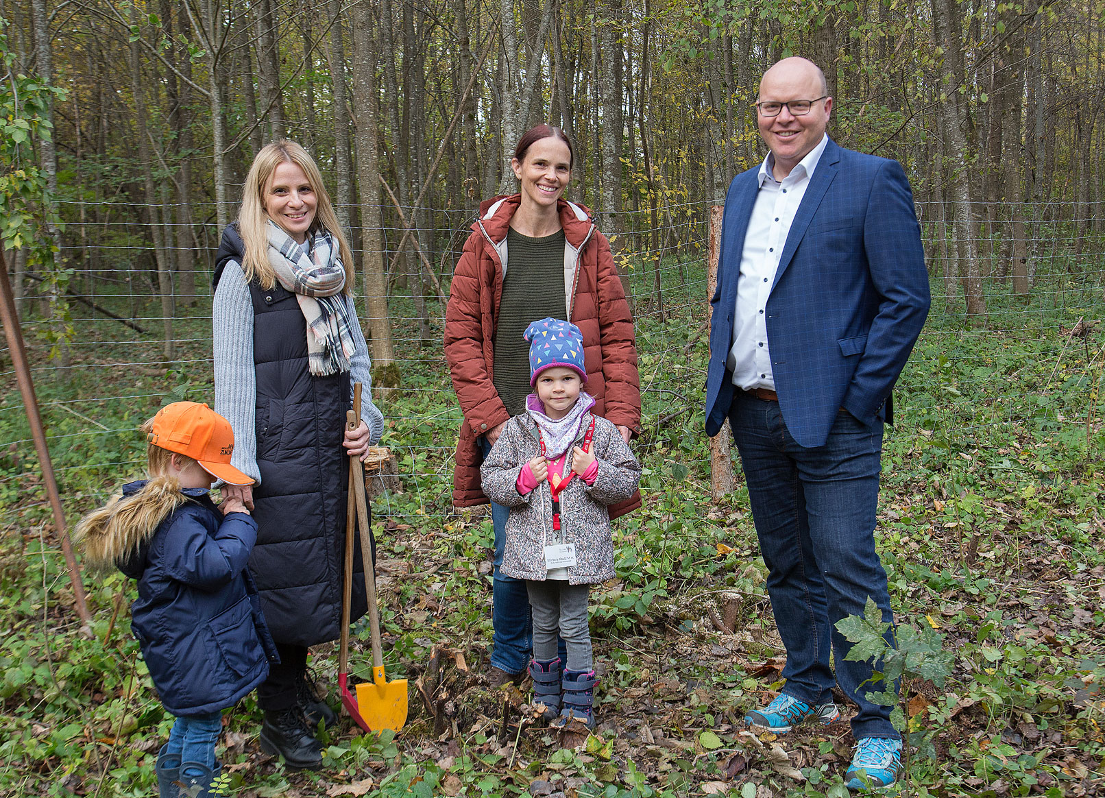 Höchstädts Bürgermeister Maneth sowie Kristina Reicherzer und Stefanie Kautz vom Bezirk Schwaben freuen sich über die gelungene Aktion.