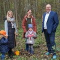 Höchstädts Bürgermeister Maneth sowie Kristina Reicherzer und Stefanie Kautz vom Bezirk Schwaben freuen sich über die gelungene Aktion.