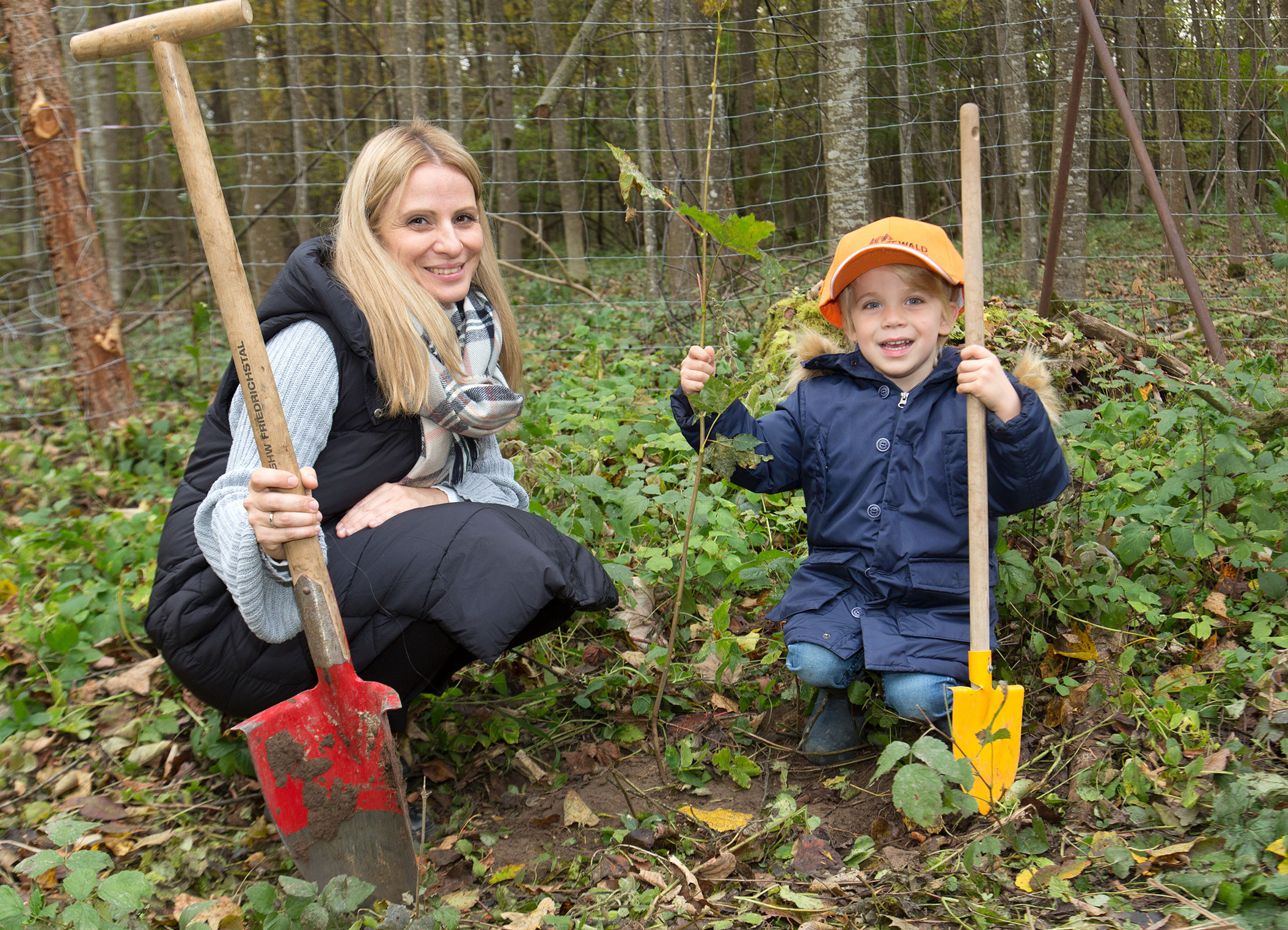 Kristina Reicherzer und ihr Sohn Pius pflanzten gemeinsam einen Baum ein.