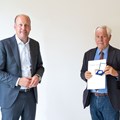 Bezirkstagspräsident Martin Sailer (links) überreichte Prof. Dr. med. Michael von Cranach die Bezirksmedaille.