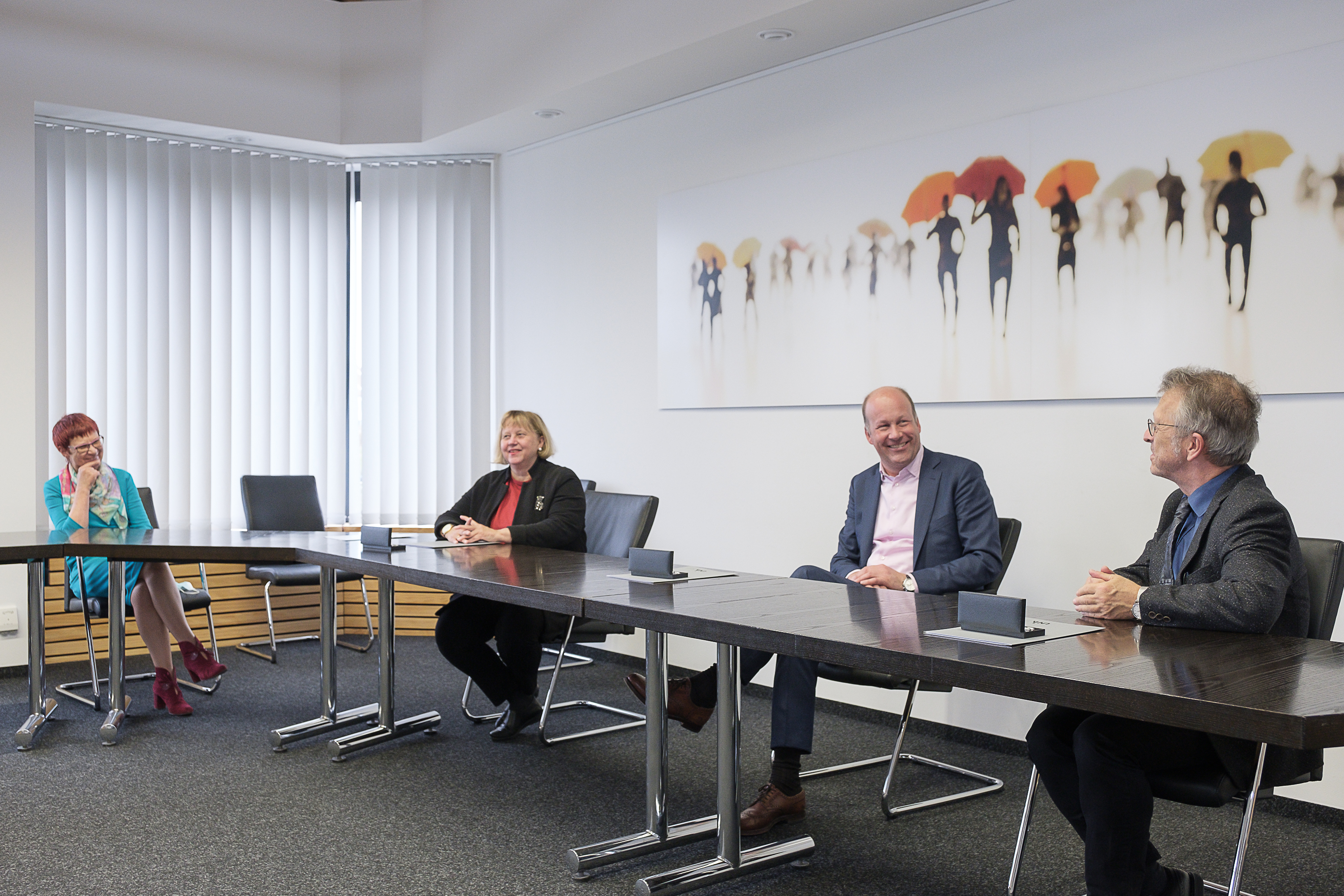 (v.l.n.r.) Lehrstuhlinhaberin Prof. Dr. Marita Krauss und Prof. Dr. Sabine Doering-Manteuffel mit Bezirkstagspräsident Martin Sailer und dem Dekan der Philologisch-Historischen Fakultät, Prof. Dr. Klaus Maiwald. Bildnachweis: Universität Augsburg